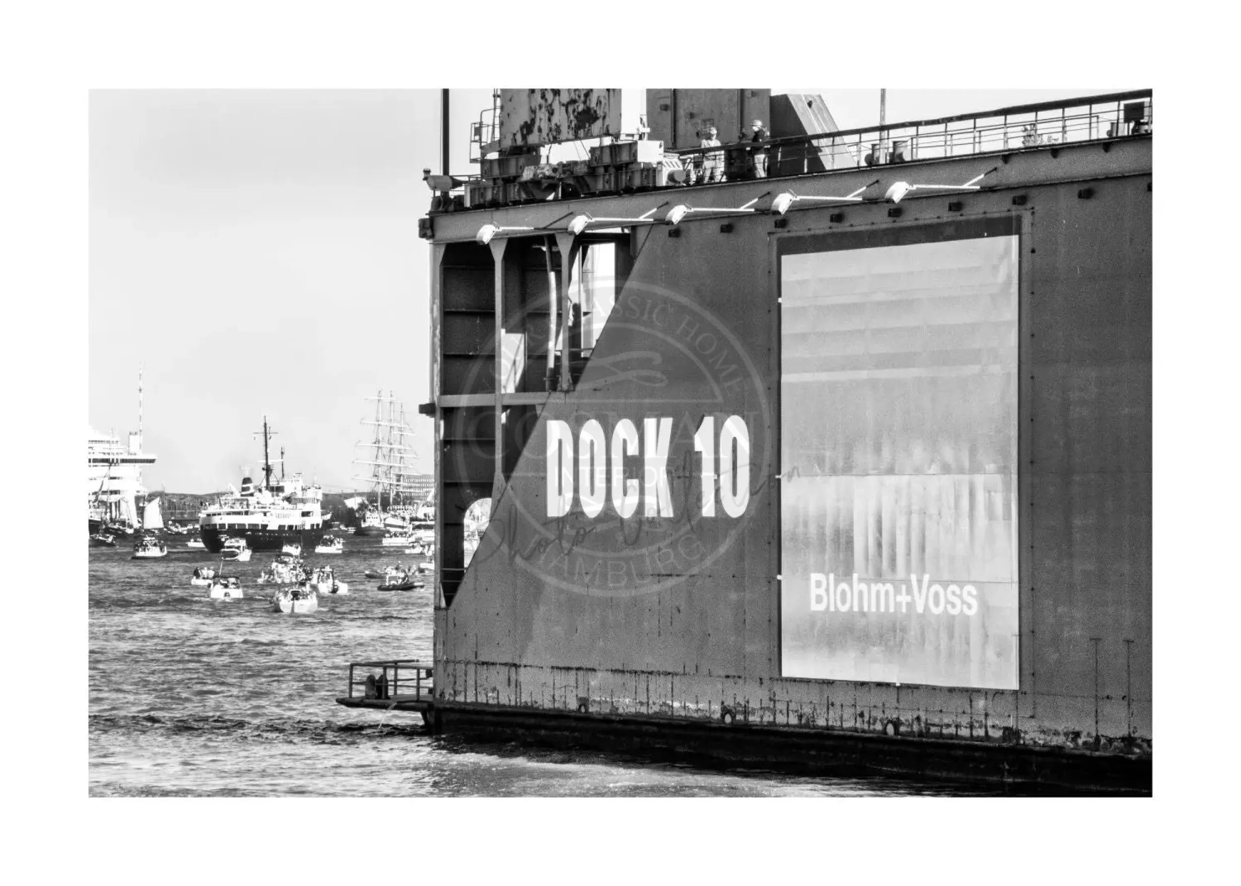 Schwarz-Weiß-Poster vom Hamburger Hafen Dock 10 von Cosman-Photocollection, A4-Format, mit weißem Rand.