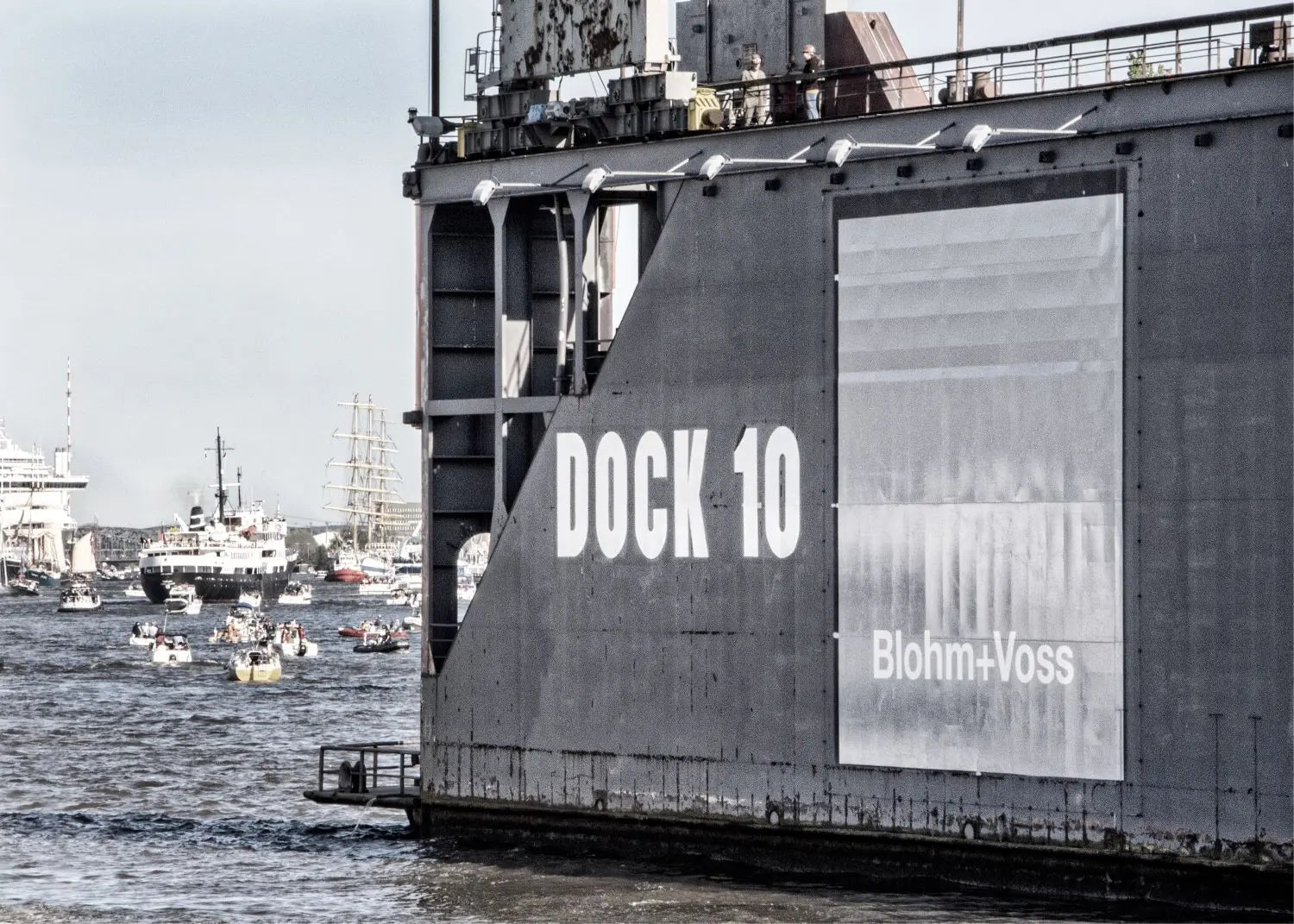 Schwarz-weiß-Poster des Hamburger Hafens „Dock 10“ von Cosman-Photocollection, A4-Größe, mit weißem Rand.