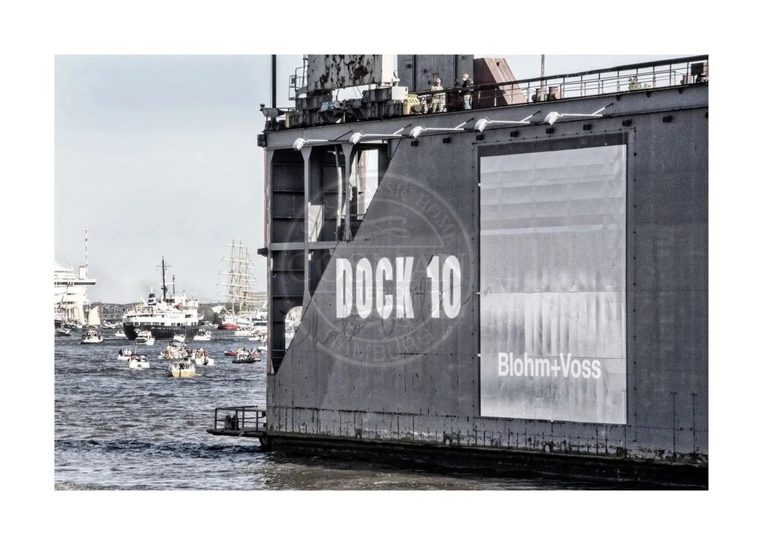 Schwarz-weiß Poster des Hamburger Hafens 'Dock 10' von Cosman-Photocollection, A4 Größe mit weißem Rand