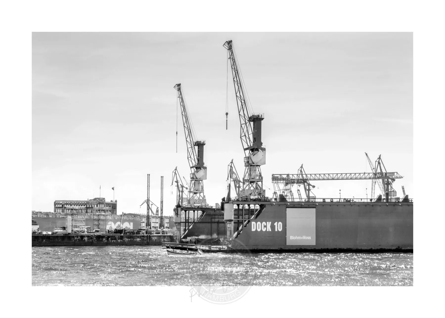 Schwarz-weiß Poster des Hamburg Hafen Dock 10 von Cosman-Photocollection, A4-Größe, mit weißem Rand, maritime Hafenansicht