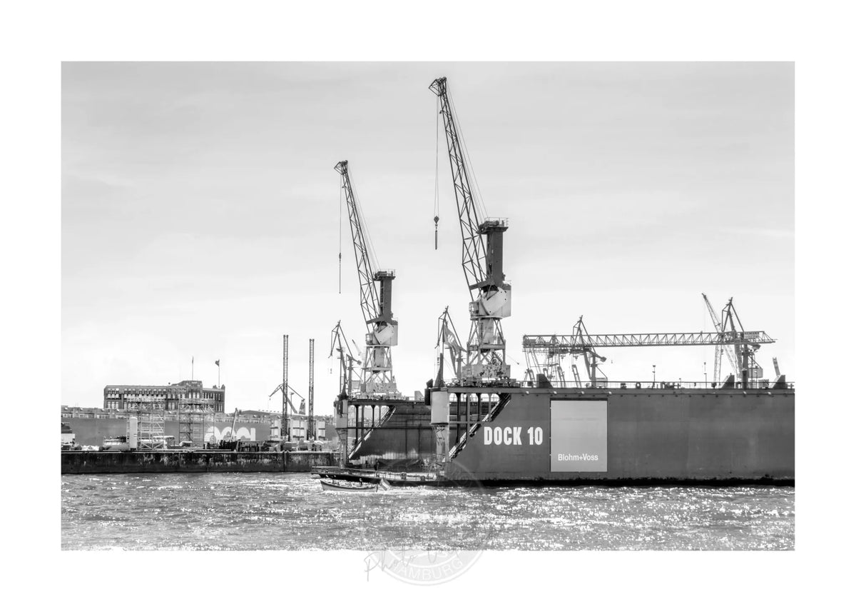Schwarz-weiß Poster des Hamburg Hafen Dock 10 von Cosman-Photocollection, A4-Größe, mit weißem Rand, maritime Hafenansicht