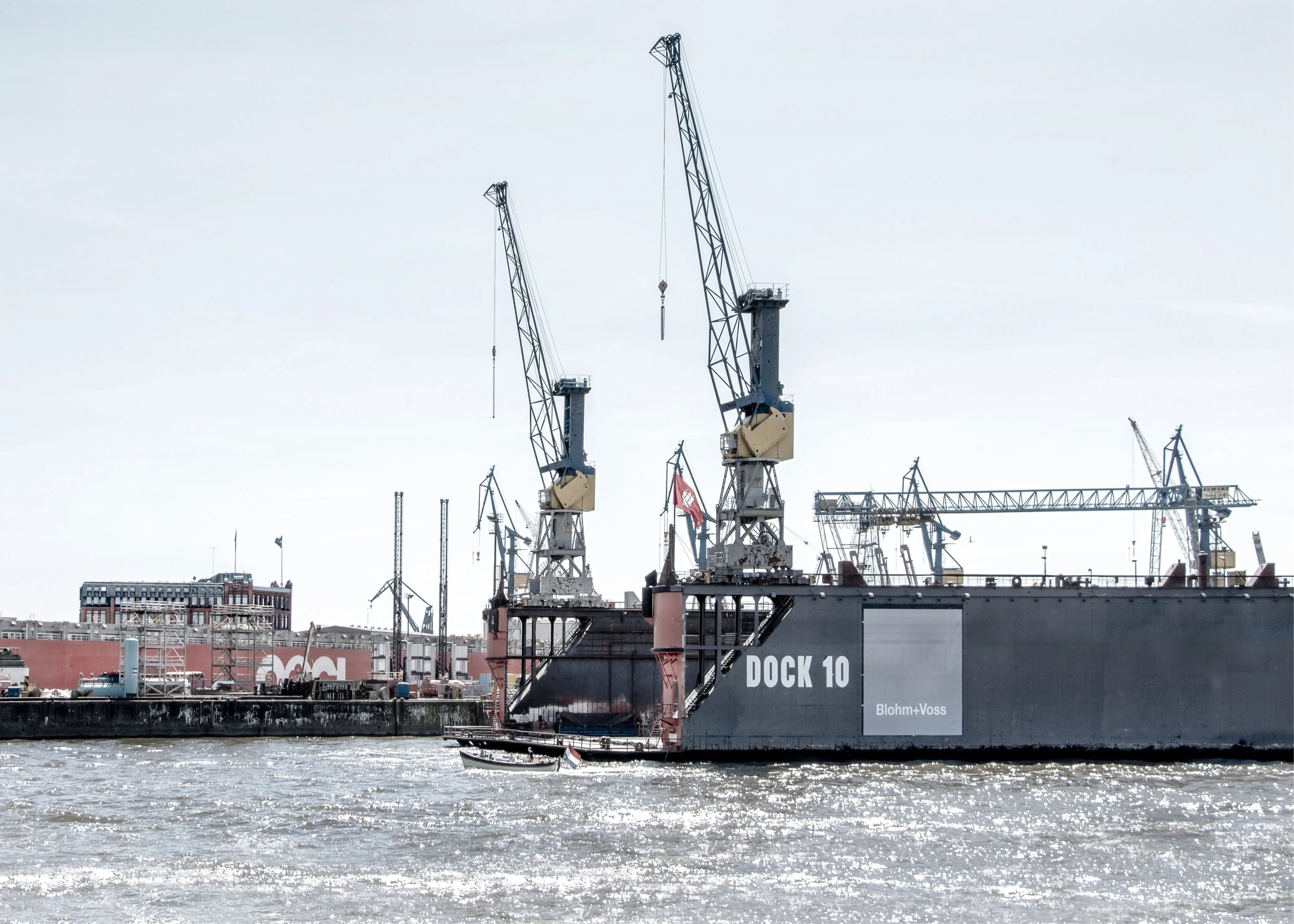 Schwarz-weiß Poster des Hamburger Hafens „Dock 10“ von Cosman-Photocollection, A4-Größe, mit weißem Rand.
