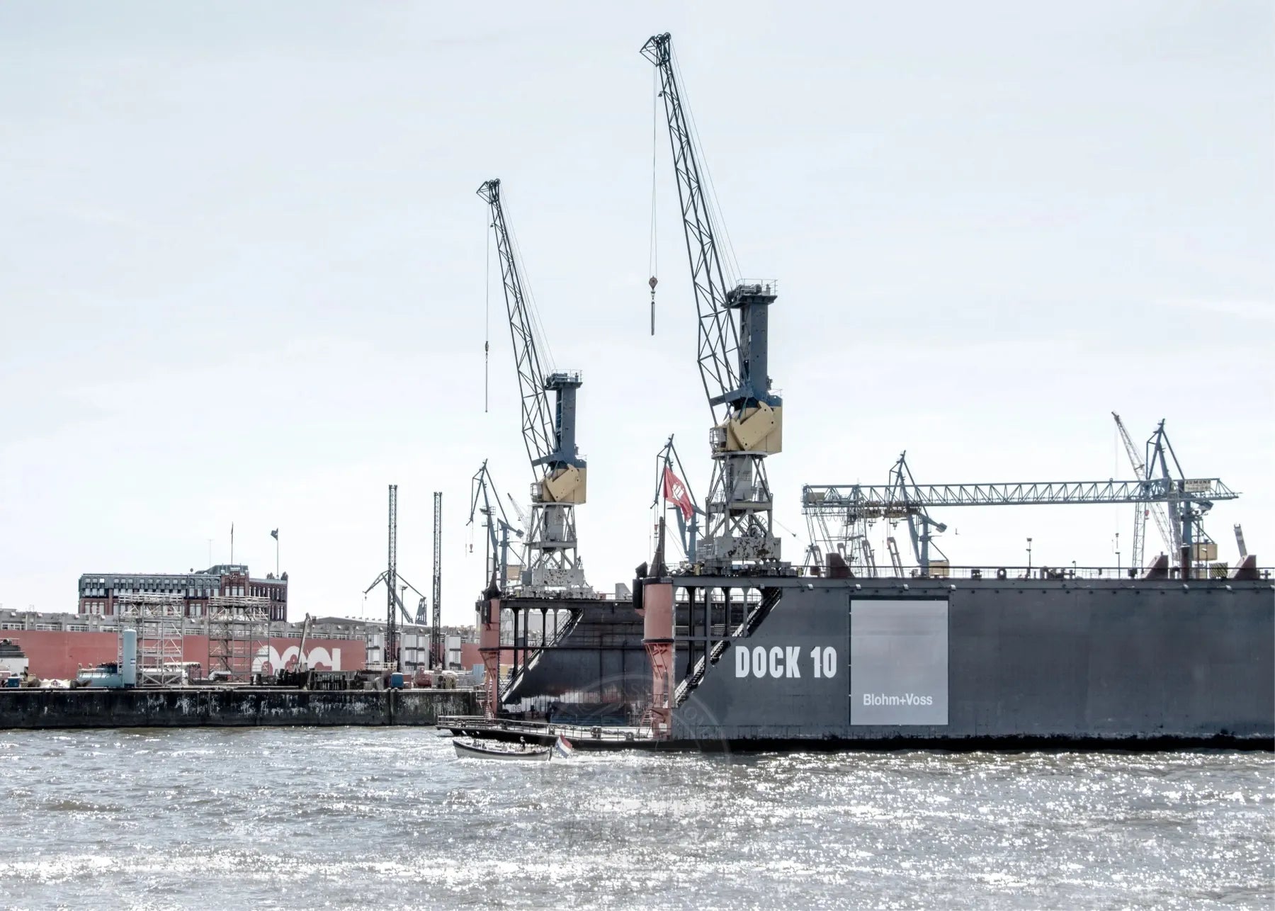 Schwarz-weiß Poster des Hamburger Hafens „Dock 10“ von Cosman-Photocollection, 29,7x21cm, mit weißem Rand.
