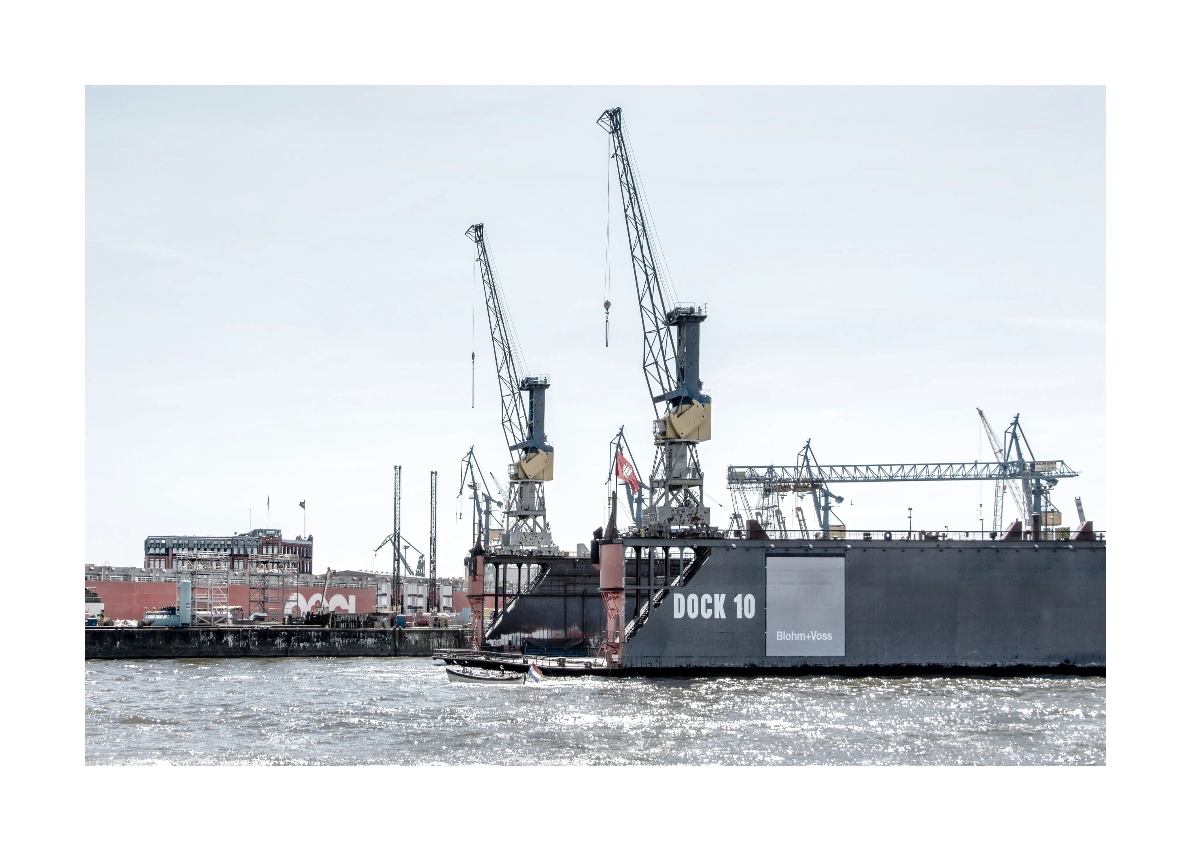 Schwarz-Weiß-Poster des Hamburger Hafens „Dock 10“ von Cosman-Photocollection, A4-Größe, mit weißem Rand.
