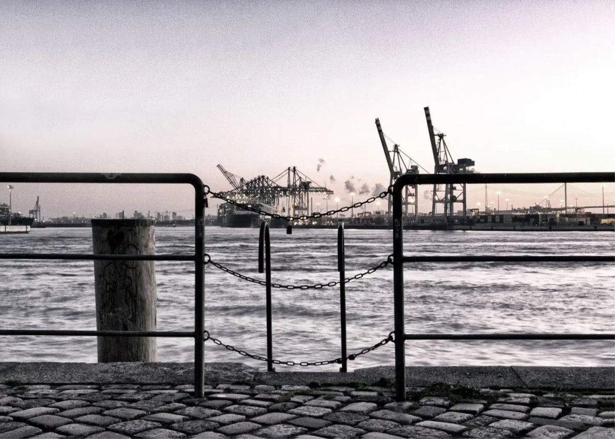 Schwarz-weiß Poster vom Hamburg Hafen mit Zaun, 29,7x21cm, von Cosman-Photocollection, mit weißem Rand.