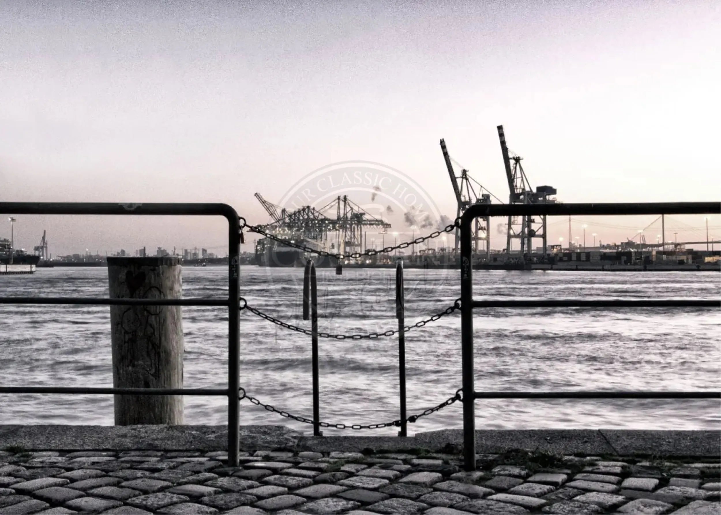 Schwarz-weiß Poster vom Hamburg Hafen mit Zaun, 29,7x21cm, von Cosman-Photocollection, mit weißem Rand.
