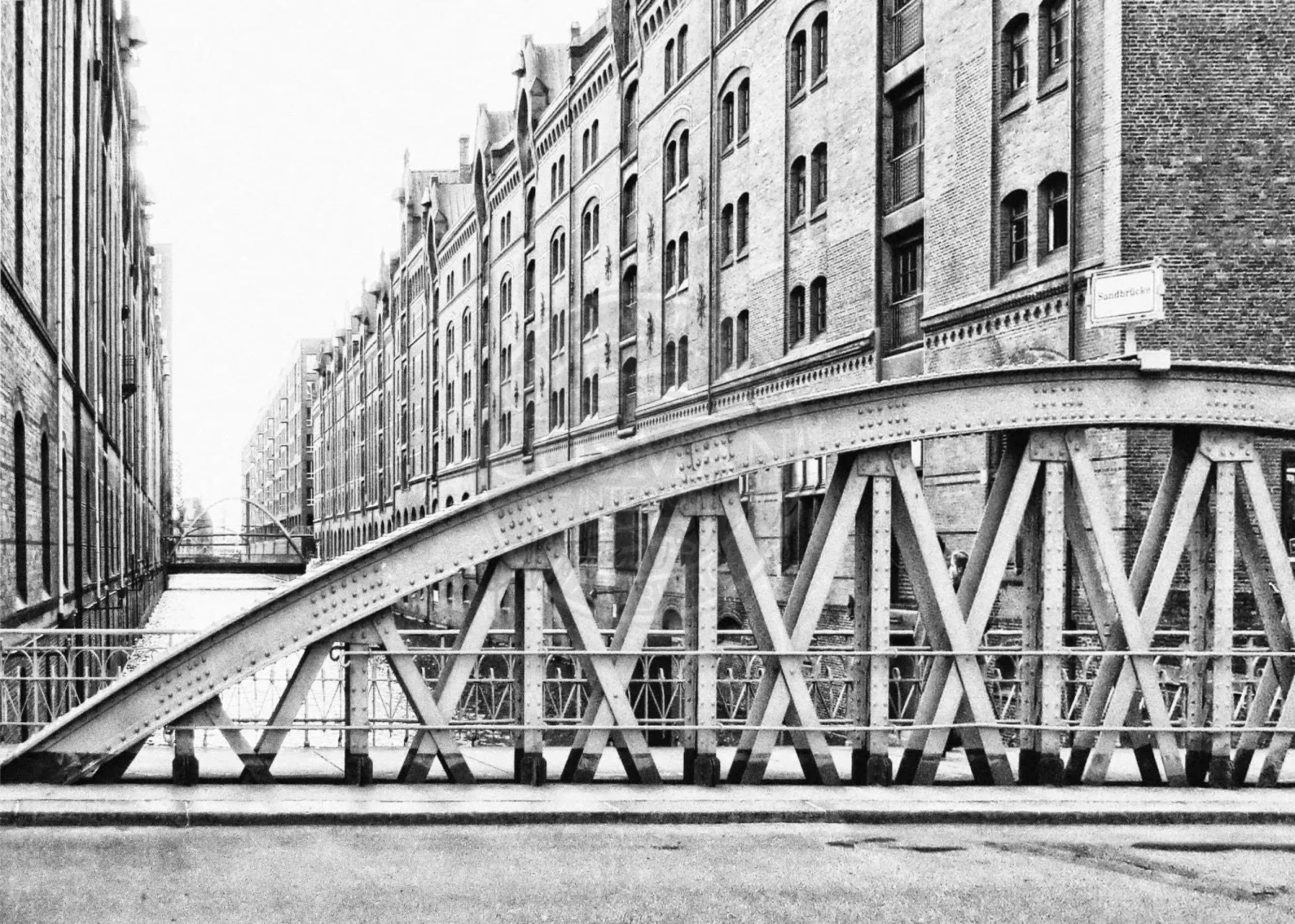 Schwarz-Weiß-Poster der Hamburger Speicherstadt von Cosman-Photocollection, A4-Größe, mit weißem Rand, detailreiche Architekturaufnahme