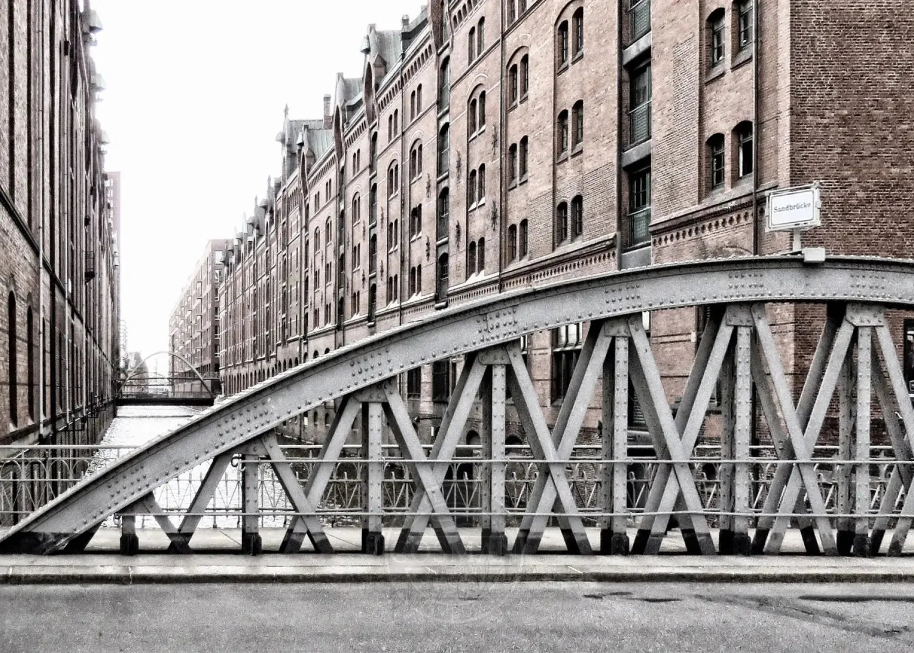 Schwarz-weiß Poster der Hamburger Speicherstadt von Cosman-Photocollection im A4-Format, mit weißem Rand.