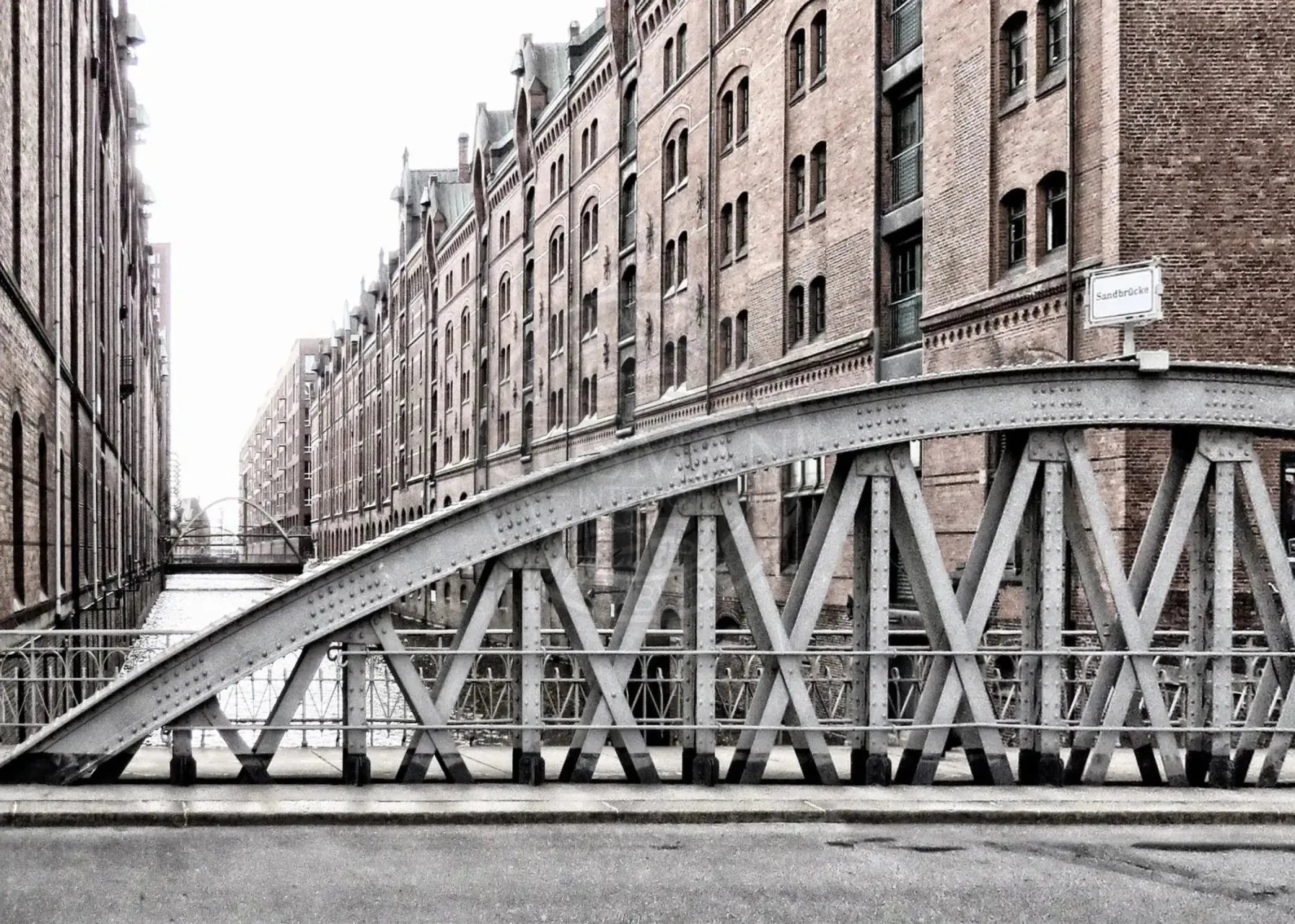 Schwarz-weiß Poster der Hamburger Speicherstadt von Cosman-Photocollection im A4-Format, mit weißem Rand.