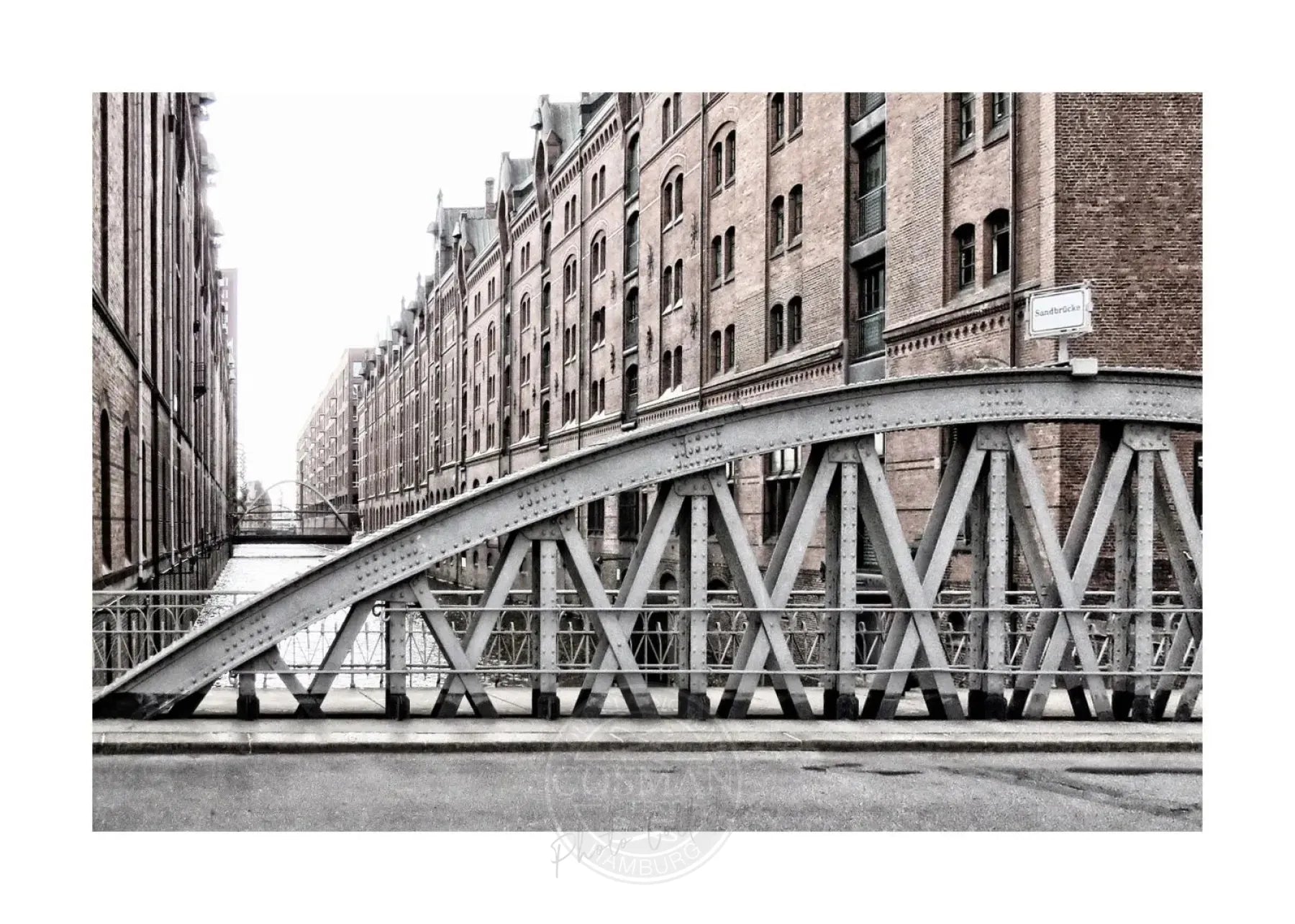 Schwarzweiß-Poster der Hamburger Speicherstadt von Cosman-Photocollection, A4-Größe, mit weißem Rand, Wanddekoration.