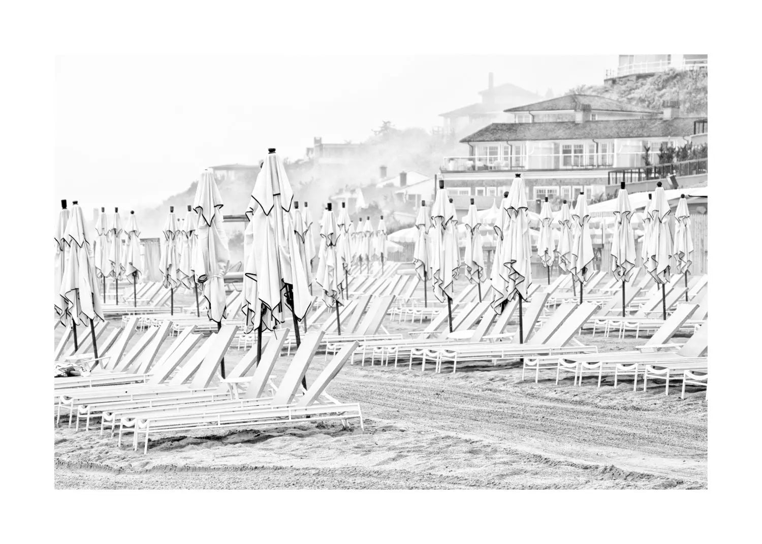 Schwarz-weiß Poster des Hamptons Long Island Strandes von Cosman-Photocollection, A4-Größe, mit weißem Rand.