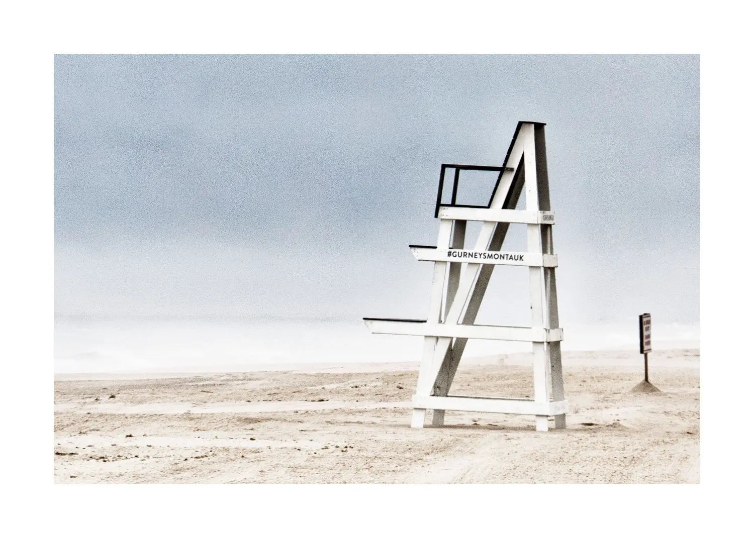 Schwarz-weiß Poster vom Hamptons Long Island Beach von Cosman-Photocollection, A4-Größe mit weißem Rand.