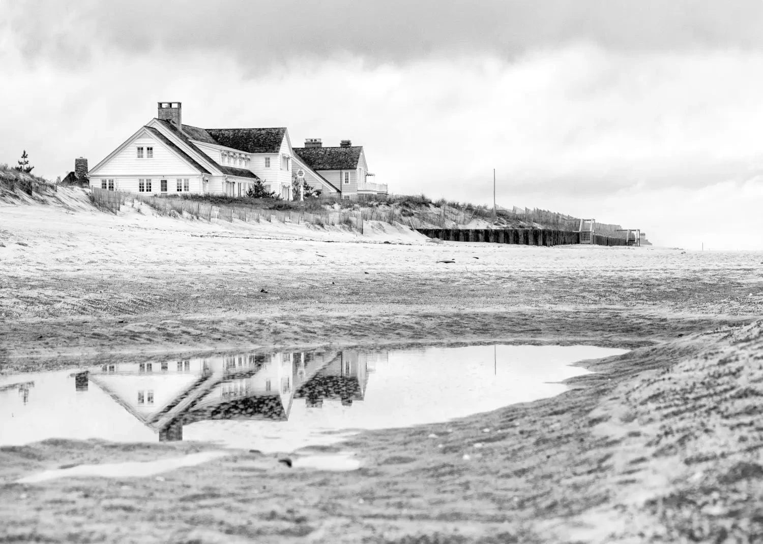 Schwarz-weiß Poster „Beach House“ von Cosman-Photocollection, Long Island Hamptons, A4-Druck mit weißem Rand, kunstvolle Strandaufnahme