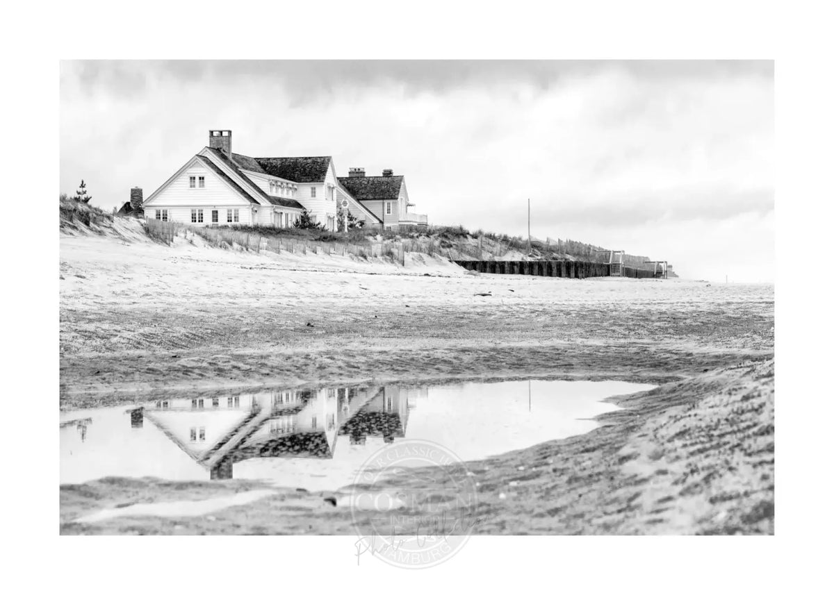Schwarz-weiß Poster von Cosman-Photocollection, Hamptons Long Island Beach House, A4 Druck mit weißem Rand
