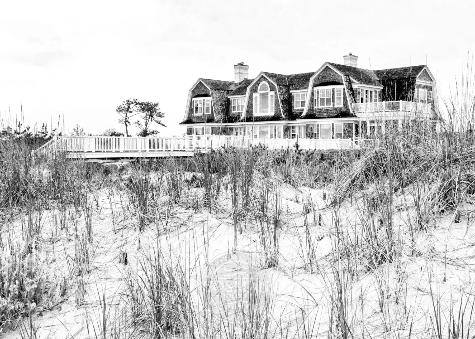 Schwarz-weiß Poster „Beach House“ von Cosman-Photocollection, 29,7x21cm, mit weißem Rand, Hamptons Long Island Motiv.