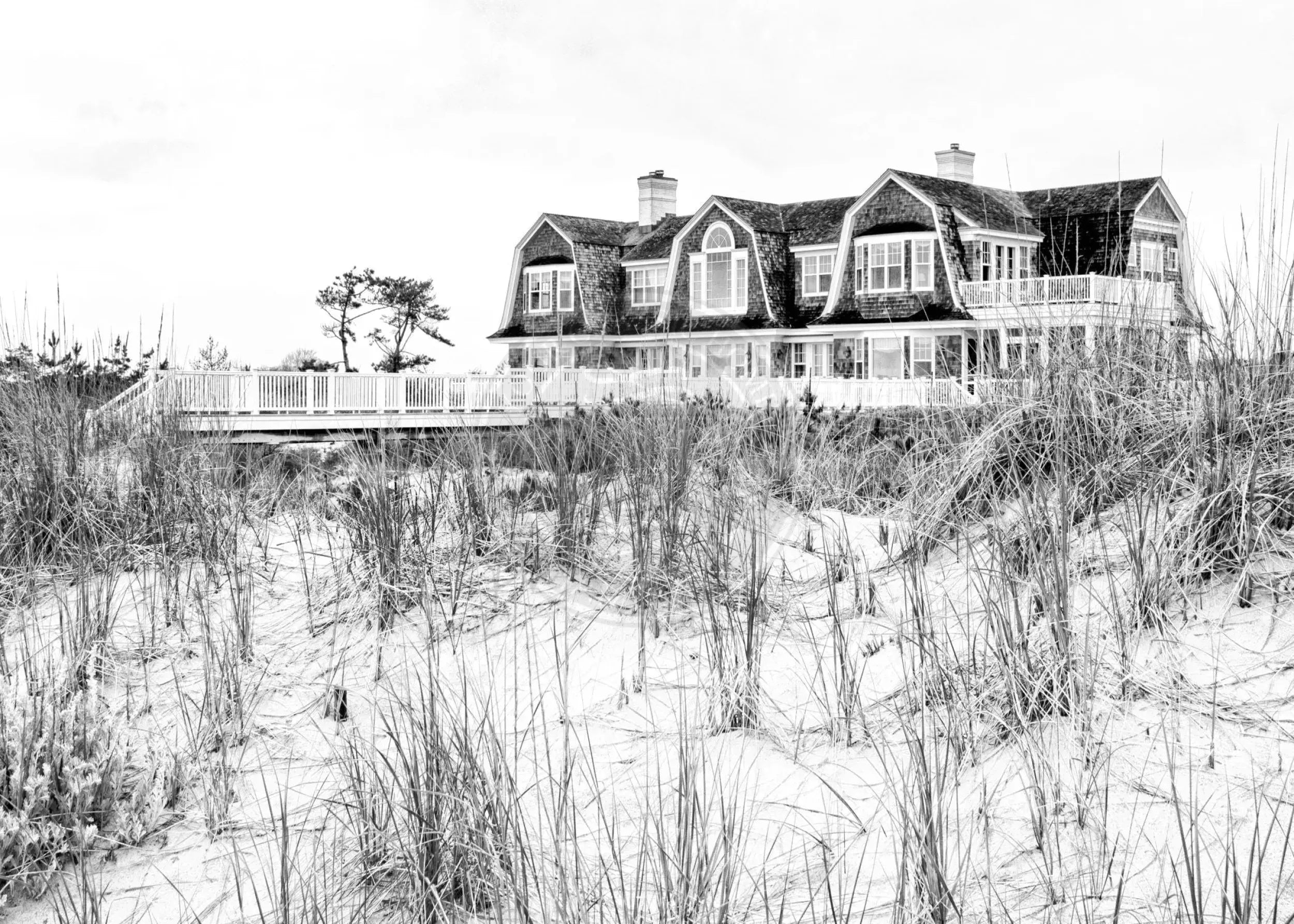 Schwarz-weiß Poster „Beach House“ von Cosman-Photocollection, 29,7x21cm, mit weißem Rand, Hamptons Long Island Motiv.