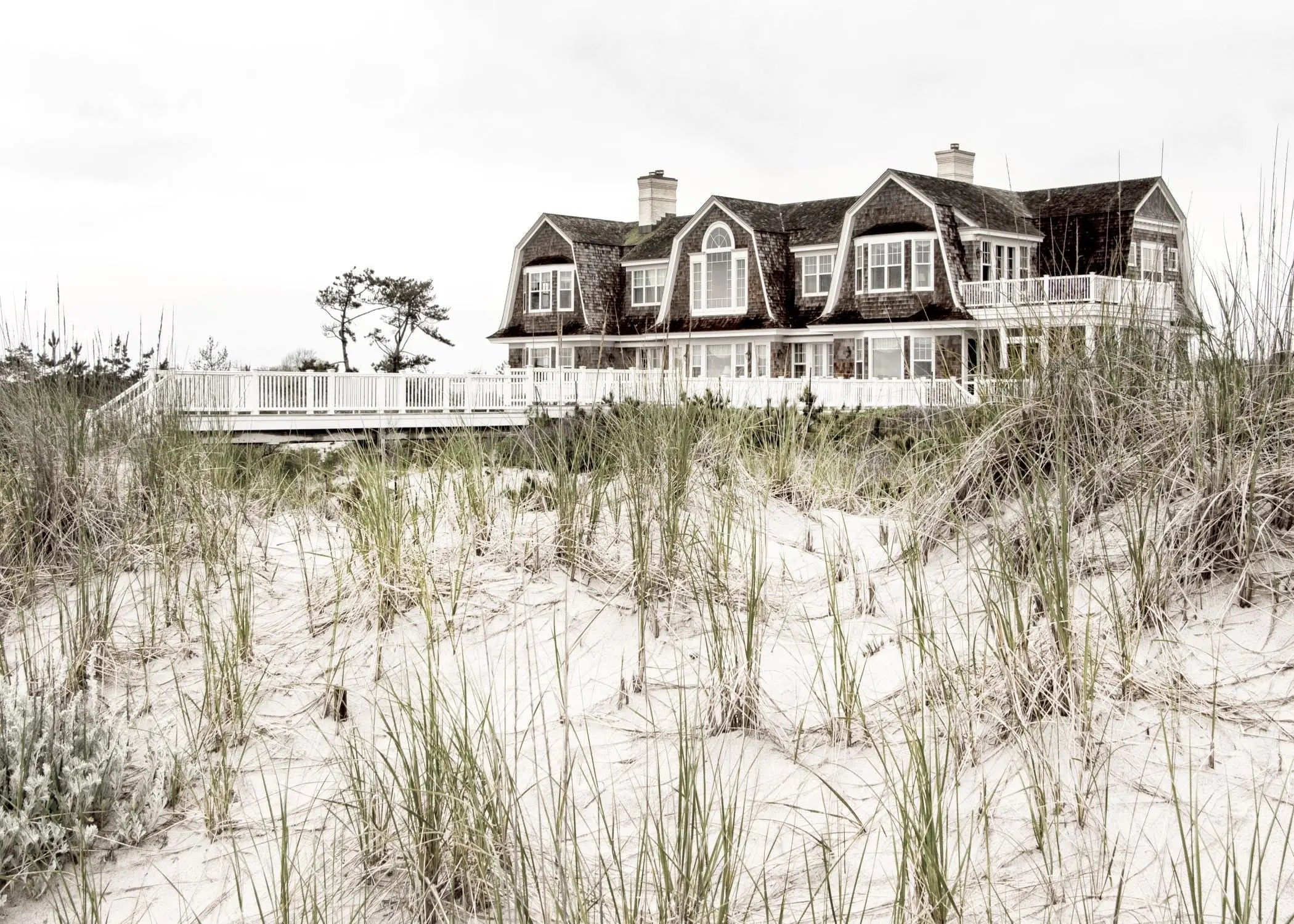 Schwarz-weiß Poster Hamptons Long Island ’Beach House’ von Cosman-Photocollection, A4-Größe, mit weißem Rand
