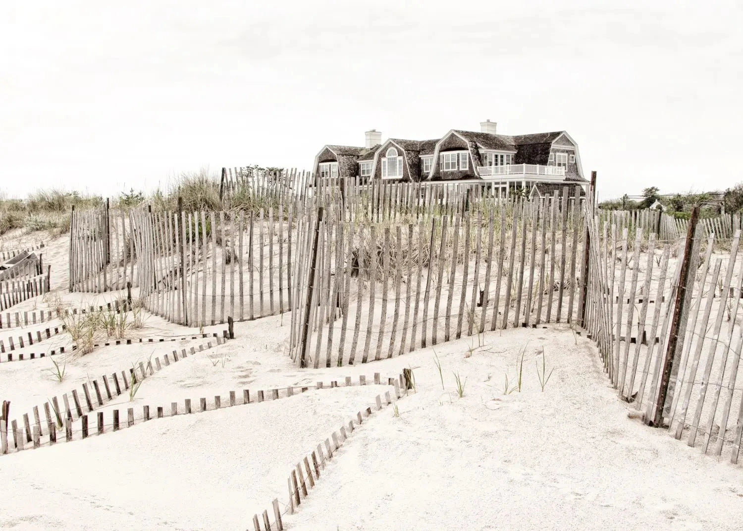 Schwarz-weiß Poster Hamptons Long Island ’Beach House’ von Cosman-Photocollection, A4 Größe, mit weißem Rand.