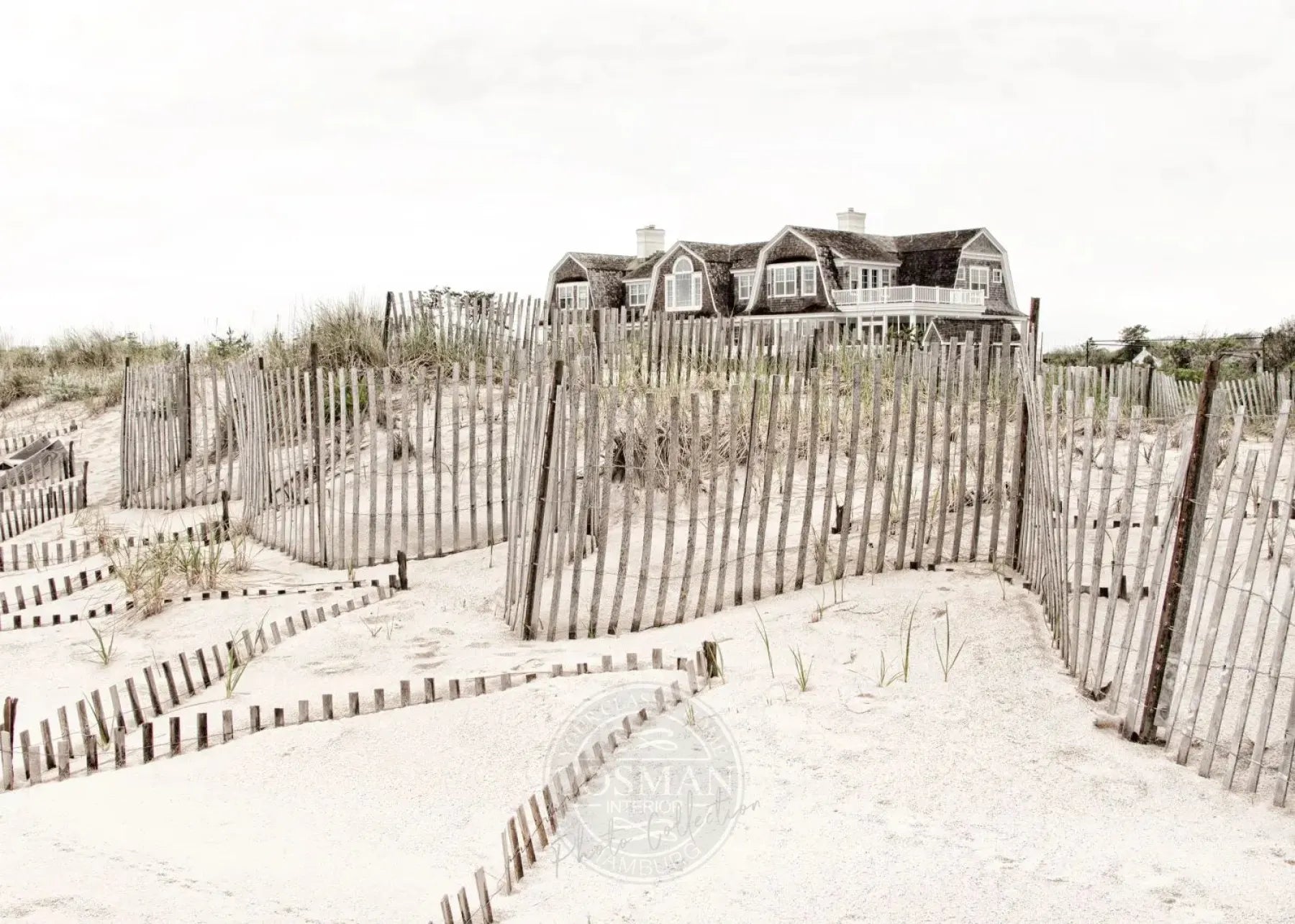 Schwarz-weiß Poster Hamptons Long Island ’Beach House’ von Cosman-Photocollection, A4 Größe, mit weißem Rand.