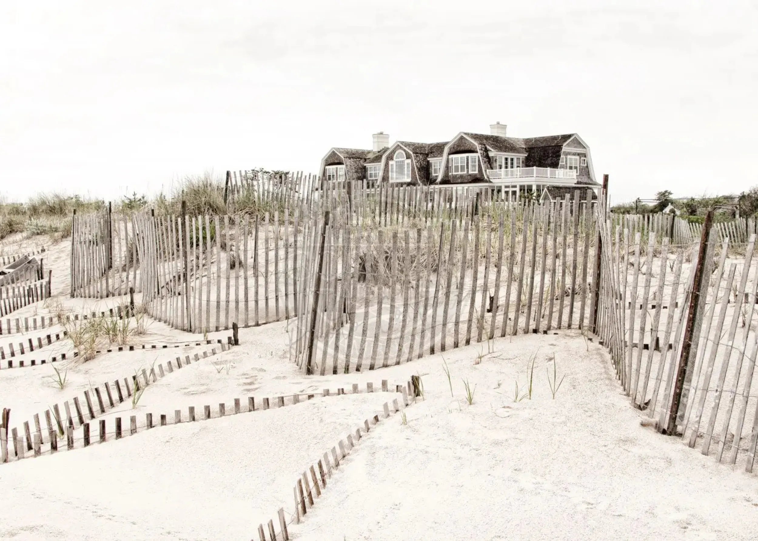 Schwarz-weiß Poster Hamptons Long Island ’Beach House’ von Cosman-Photocollection, A4 Größe, mit weißem Rand.