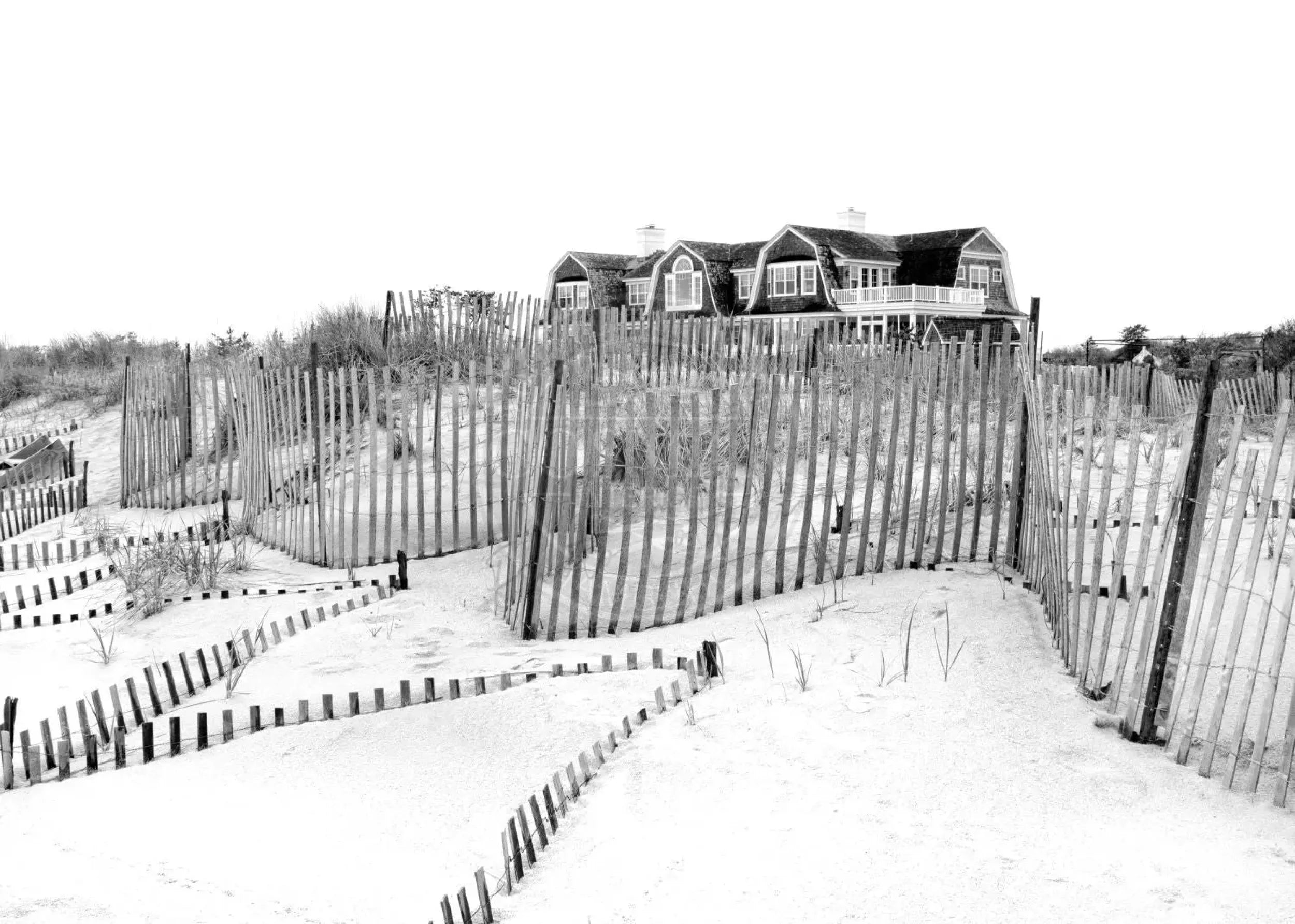Schwarz-weiß Poster „Beach House“ von Cosman-Photocollection, Long Island, Hamptons, mit weißem Rand, A4-Größe, Druck