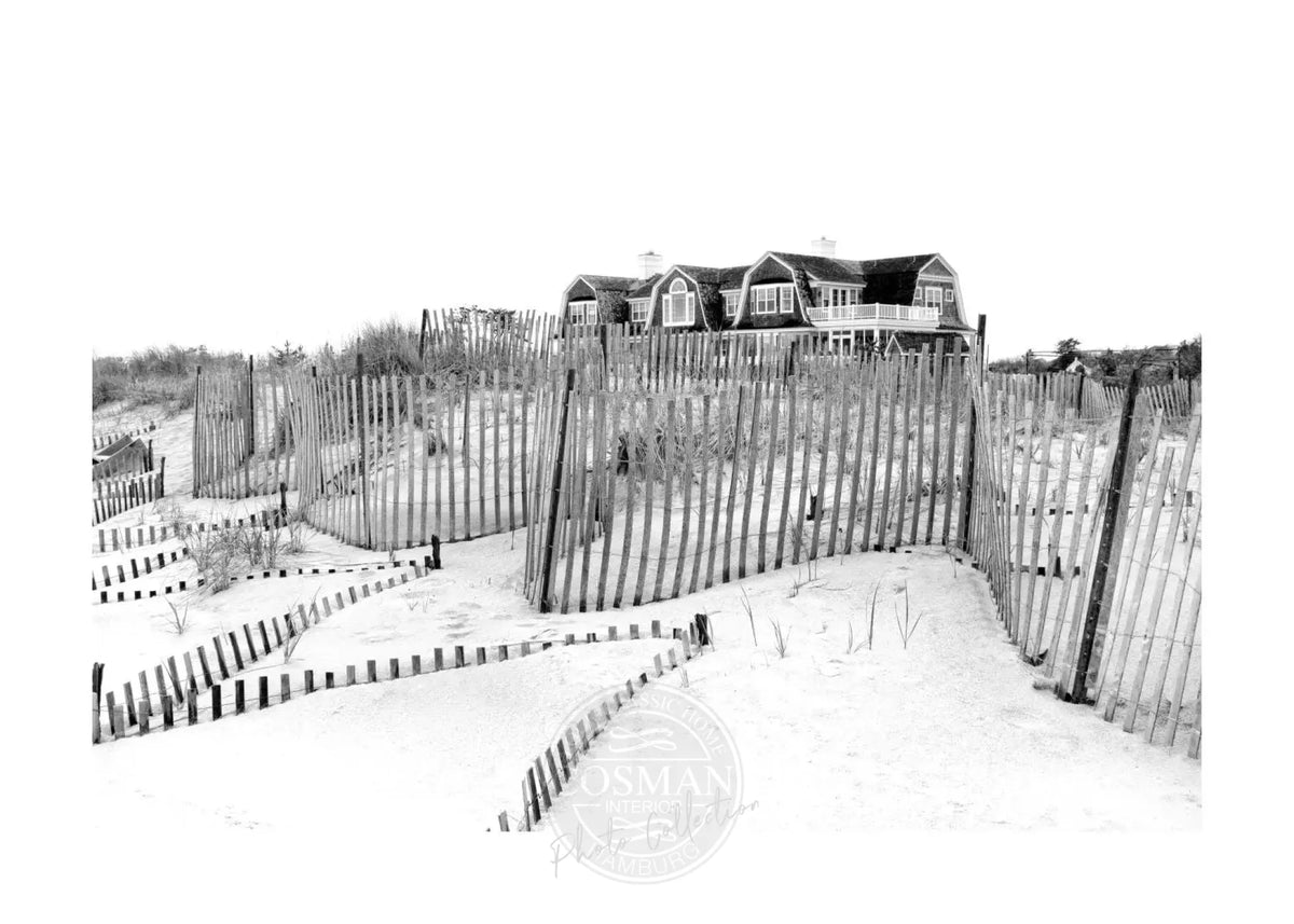 Schwarz-weißer Posterdruck „Beach House“ von Cosman-Photocollection, Long Island Hamptons, A4-Format, mit weißem Rand.