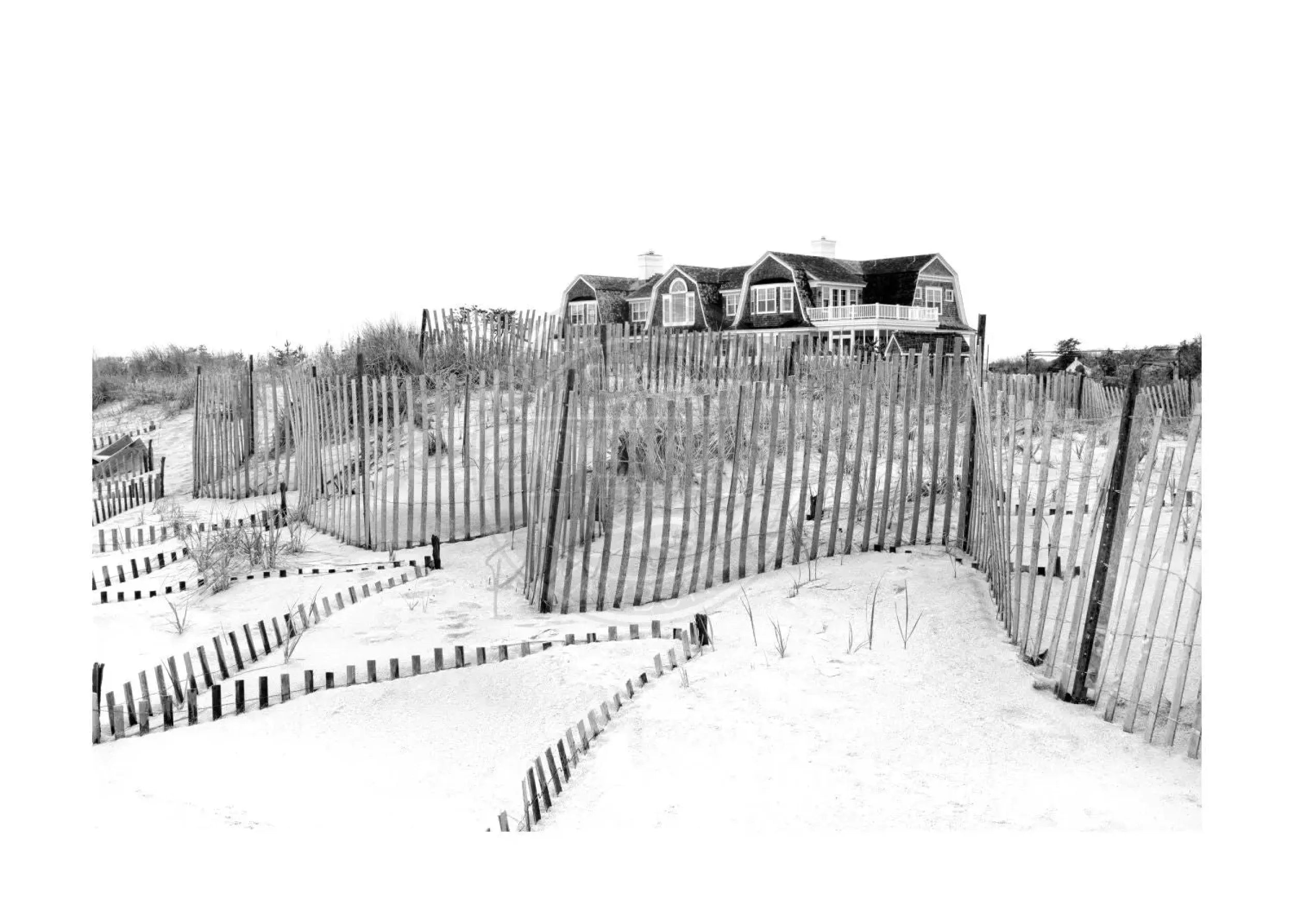 Schwarz-weißer Posterdruck „Beach House“ von Cosman-Photocollection, Long Island Hamptons, A4-Format, mit weißem Rand.