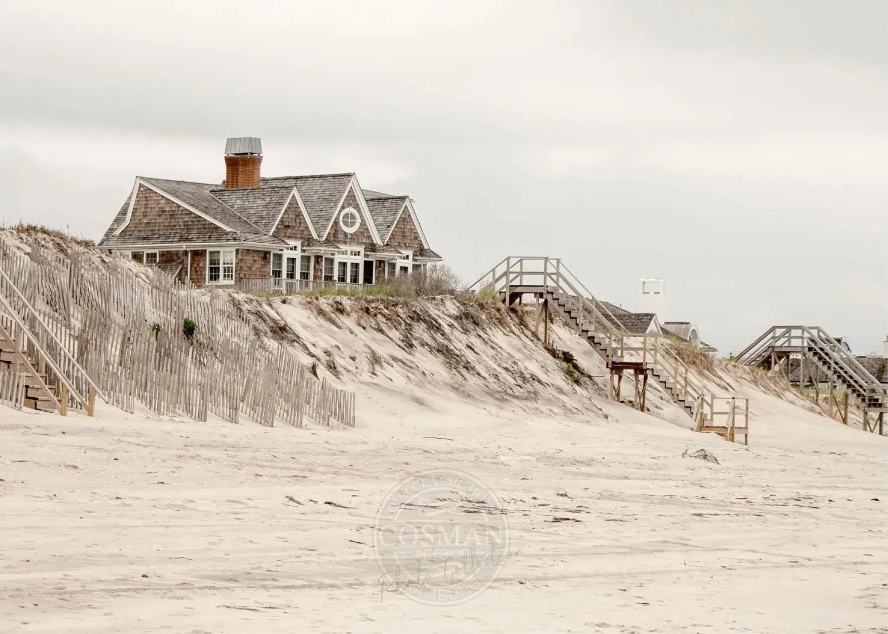 Schwarz-weiß Poster von Cosman-Photocollection, Hamptons Long Island Beach House, A4-Druck mit weißem Rand