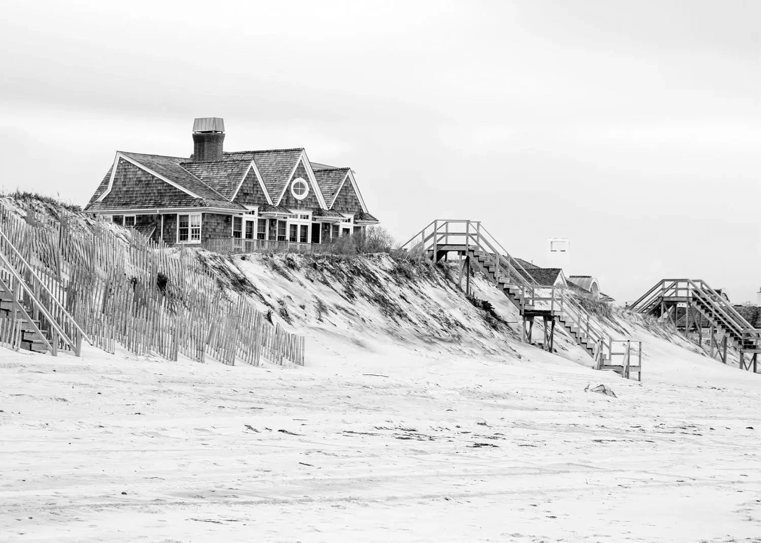 Schwarz-weiß Poster „Beach House“ von Cosman-Photocollection, Hamptons, Long Island, mit weißem Rand, A4-Größe.