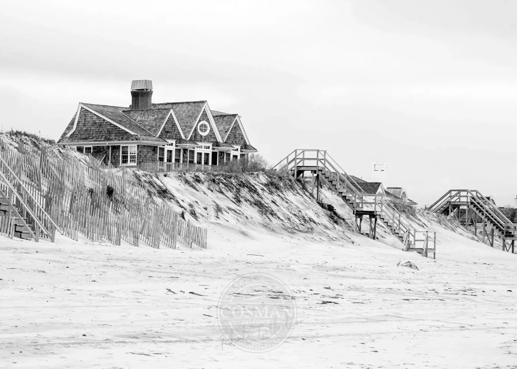 Schwarz-weiß Poster „Beach House“ von Cosman-Photocollection, Hamptons, Long Island, mit weißem Rand, A4-Größe.
