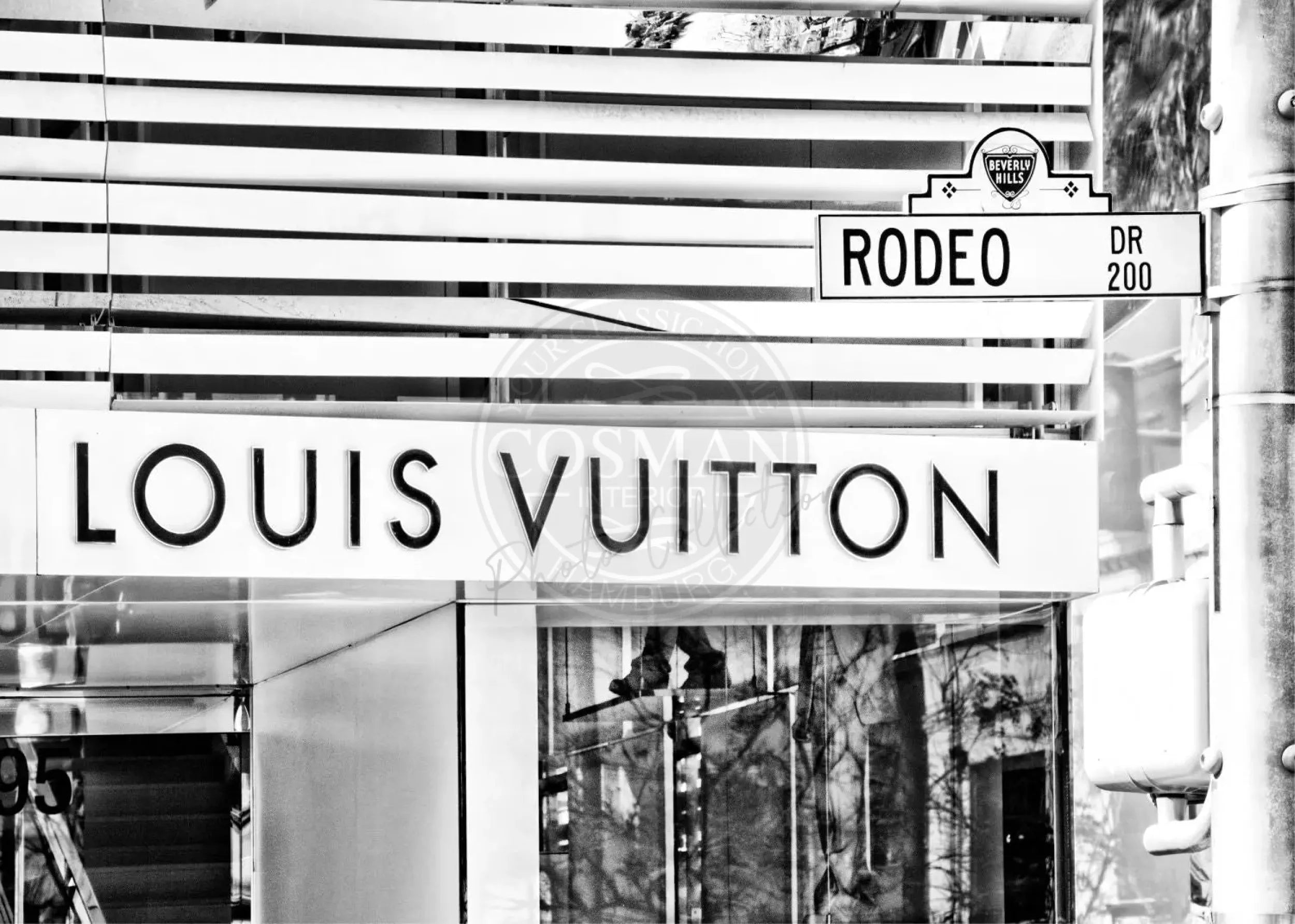 Schwarz-weiß Poster von Beverly Hills in Kalifornien mit Louis Vuitton Logo, von Cosman-Photocollection, A4-Größe