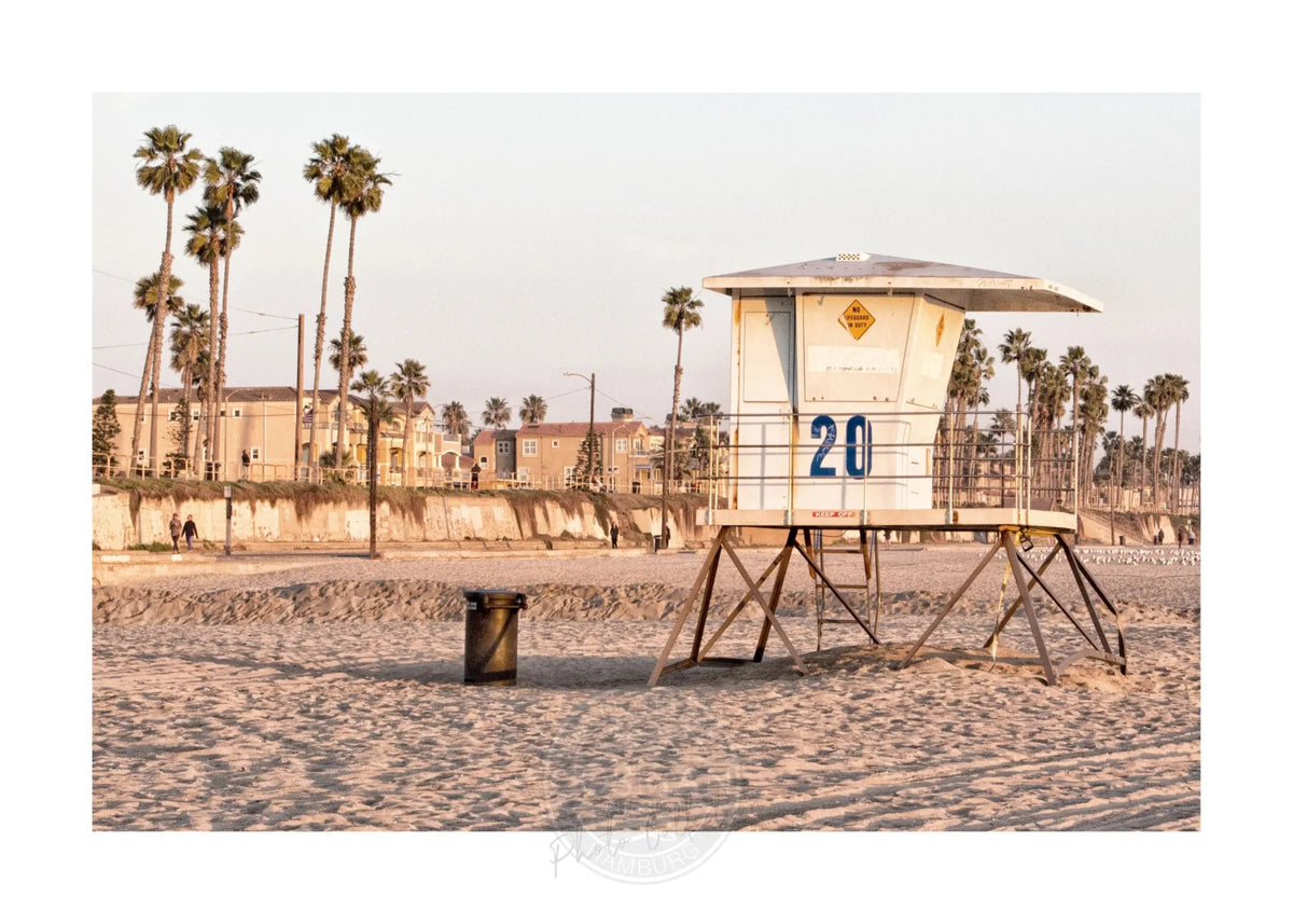 Schwarz-weiß Poster von Huntington Beach Lifeguard in Kalifornien, im A4-Format, von Cosman-Photocollection.