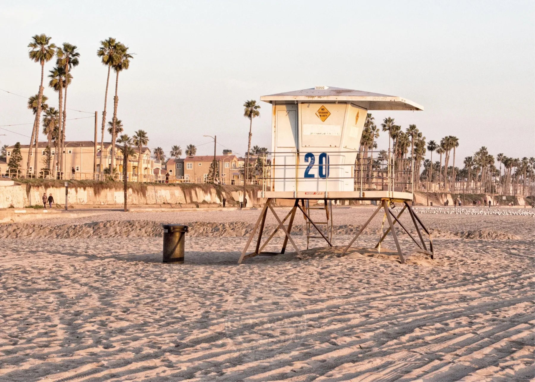 Schwarzweiß-Poster von Cosman-Photocollection: Huntington Beach Lifeguard in Kalifornien, 29,7x21cm, mit weißem Rand