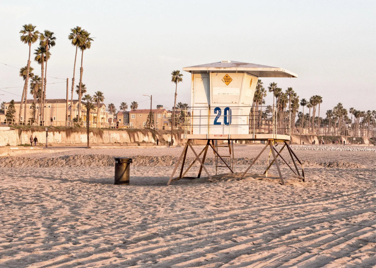 Schwarzweiß-Poster von Cosman-Photocollection: Huntington Beach Lifeguard in Kalifornien, 29,7x21cm, mit weißem Rand