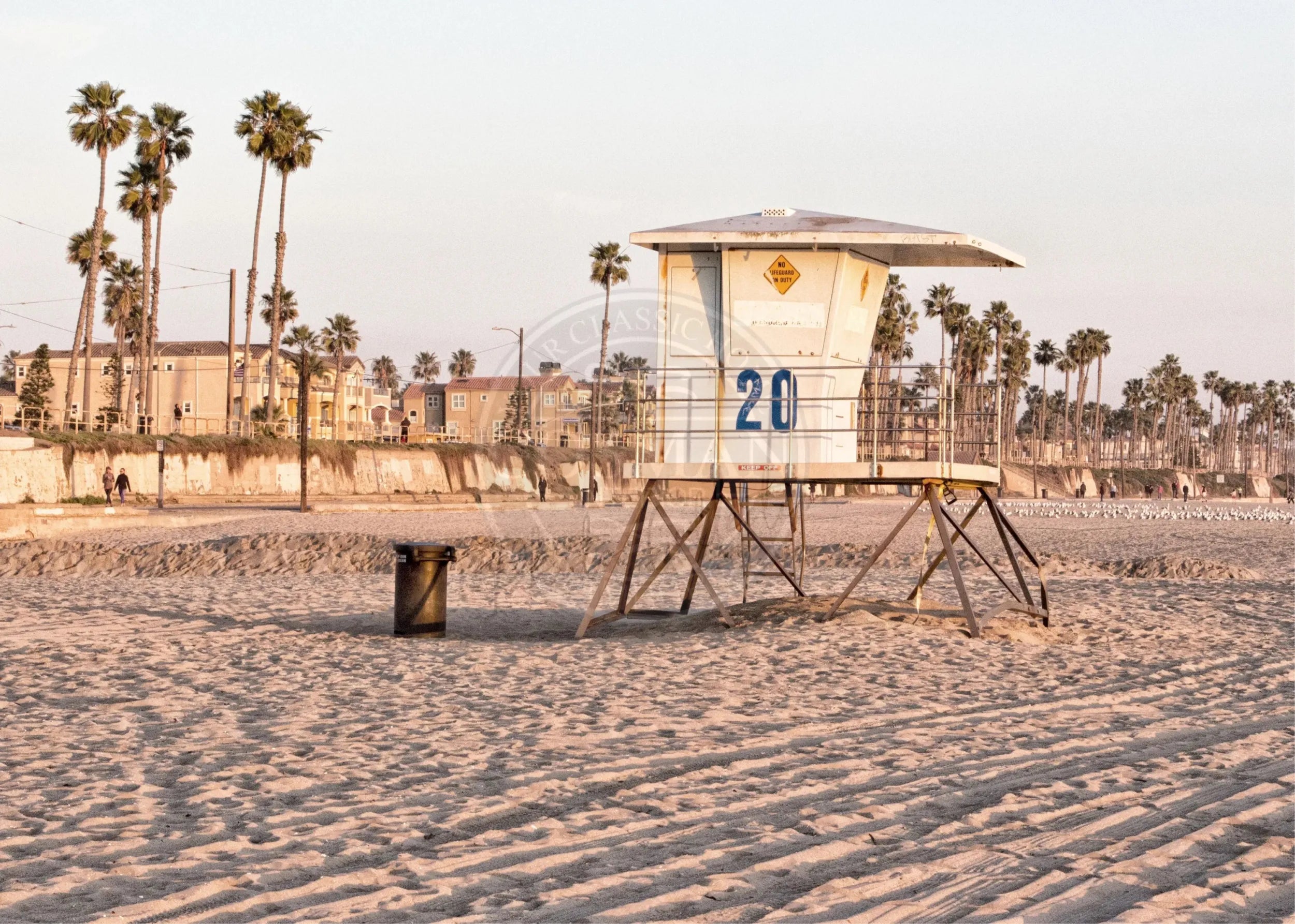 Schwarzweiß-Poster von Cosman-Photocollection: Huntington Beach Lifeguard in Kalifornien, 29,7x21cm, mit weißem Rand