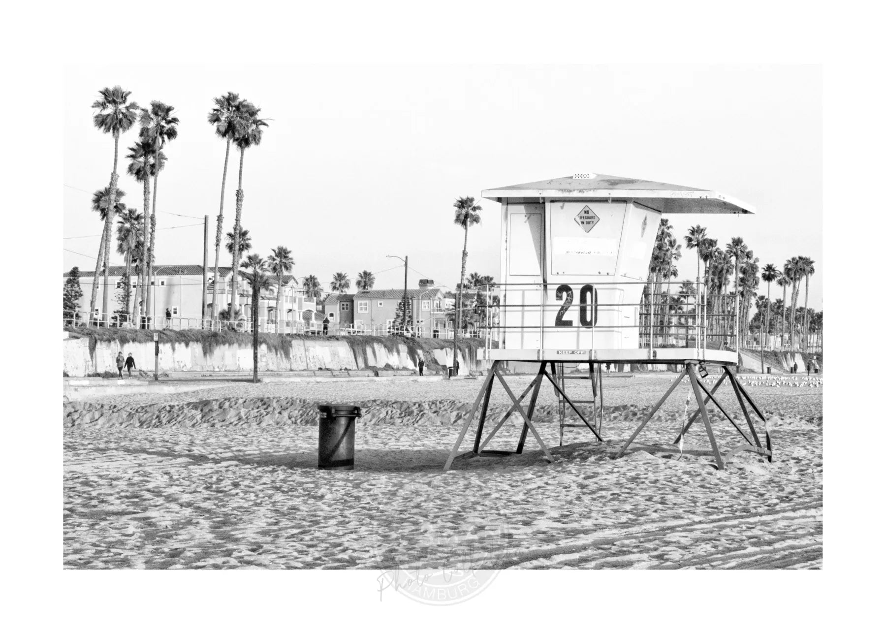 Schwarz-weißer Posterdruck Kalifornien Huntington Beach Lifeguard von Cosman-Photocollection, A4-Größe, mit weißem Rand