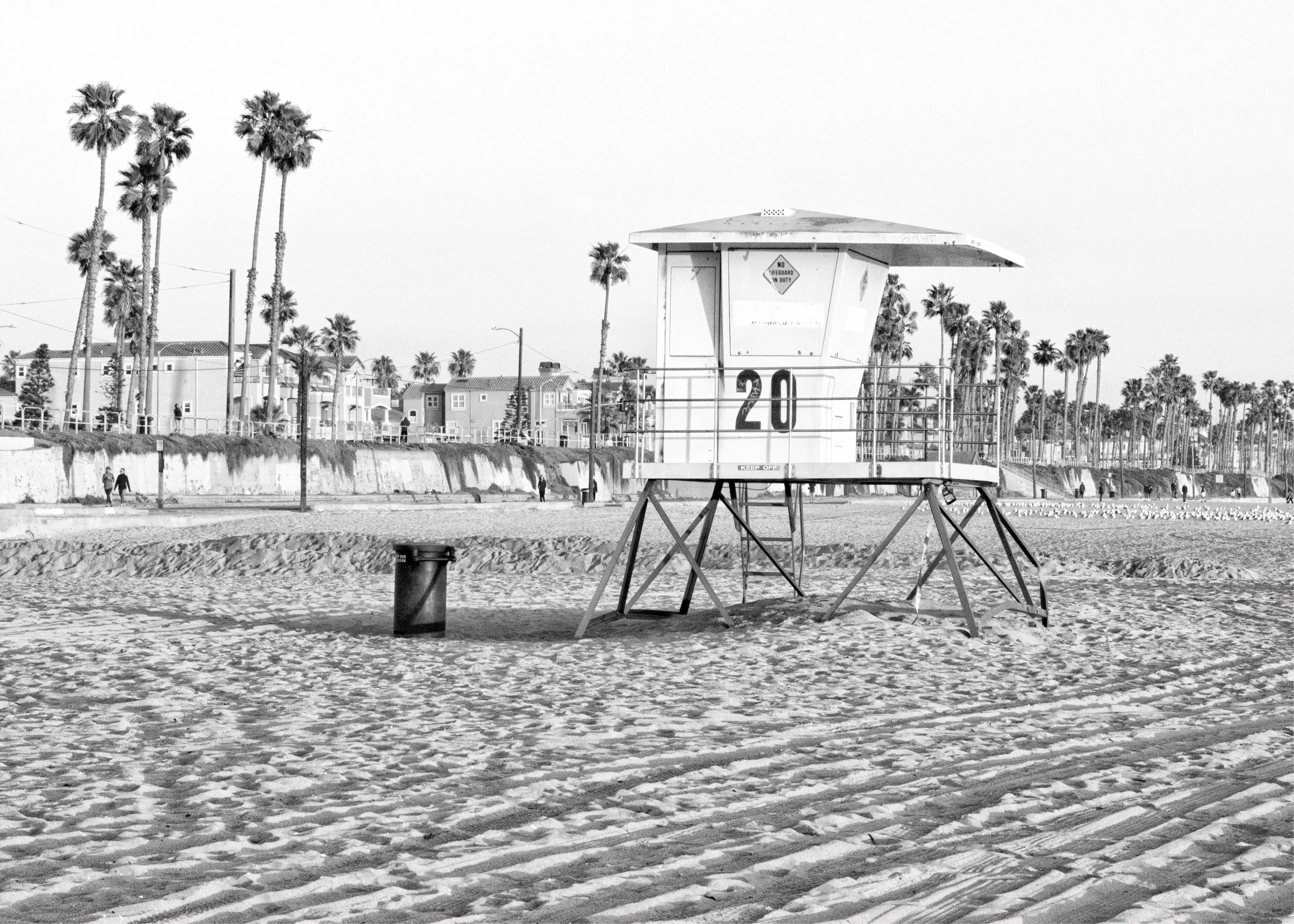 Schwarz-weiß Poster von Huntington Beach in Kalifornien mit Rettungsschwimmer-Motiv von Cosman-Photocollection, A4-Größe.