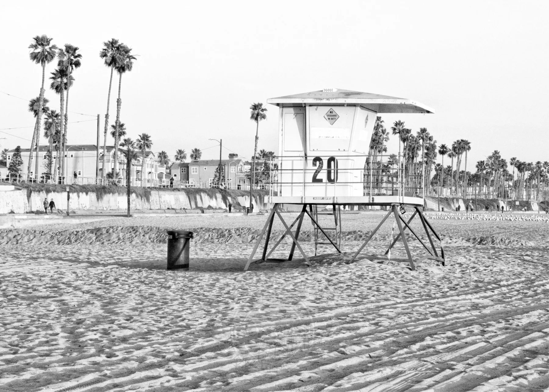 Schwarz-weiß Poster von Cosman-Photocollection mit Lifeguard-Motiv an Huntington Beach in Kalifornien, A4-Größe, mit weißem Rand