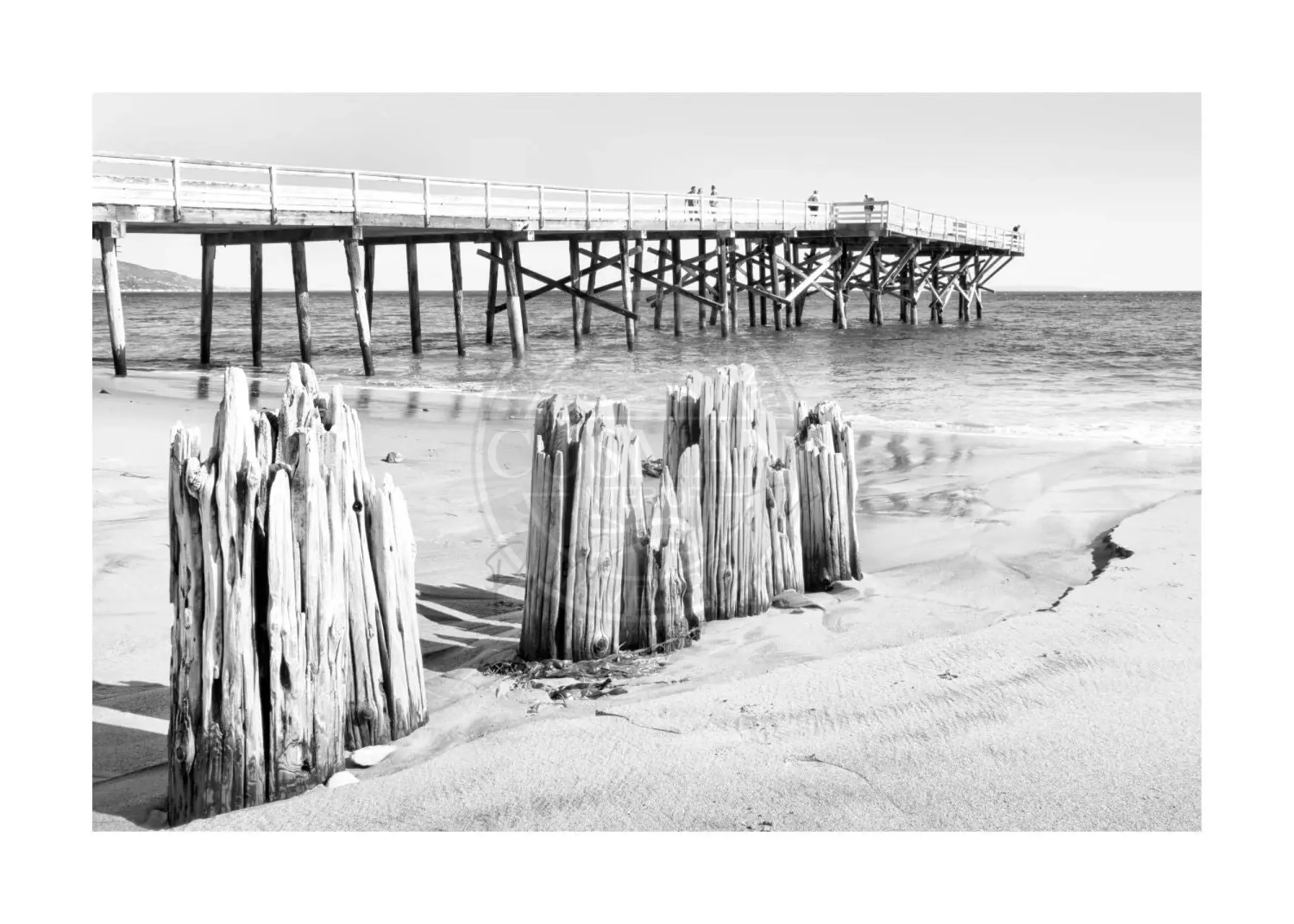 Schwarz-weiß Poster von Malibu Beach in Kalifornien, 29,7 x 21 cm, von Cosman-Photocollection mit weißem Rand.