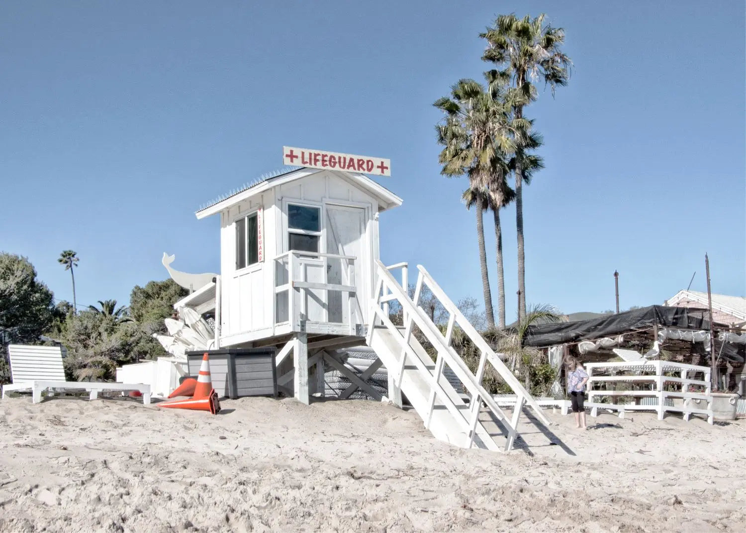 Schwarz-weiß Poster von Malibu Beach Lifeguard in Kalifornien, im A4-Format von Cosman-Photocollection.