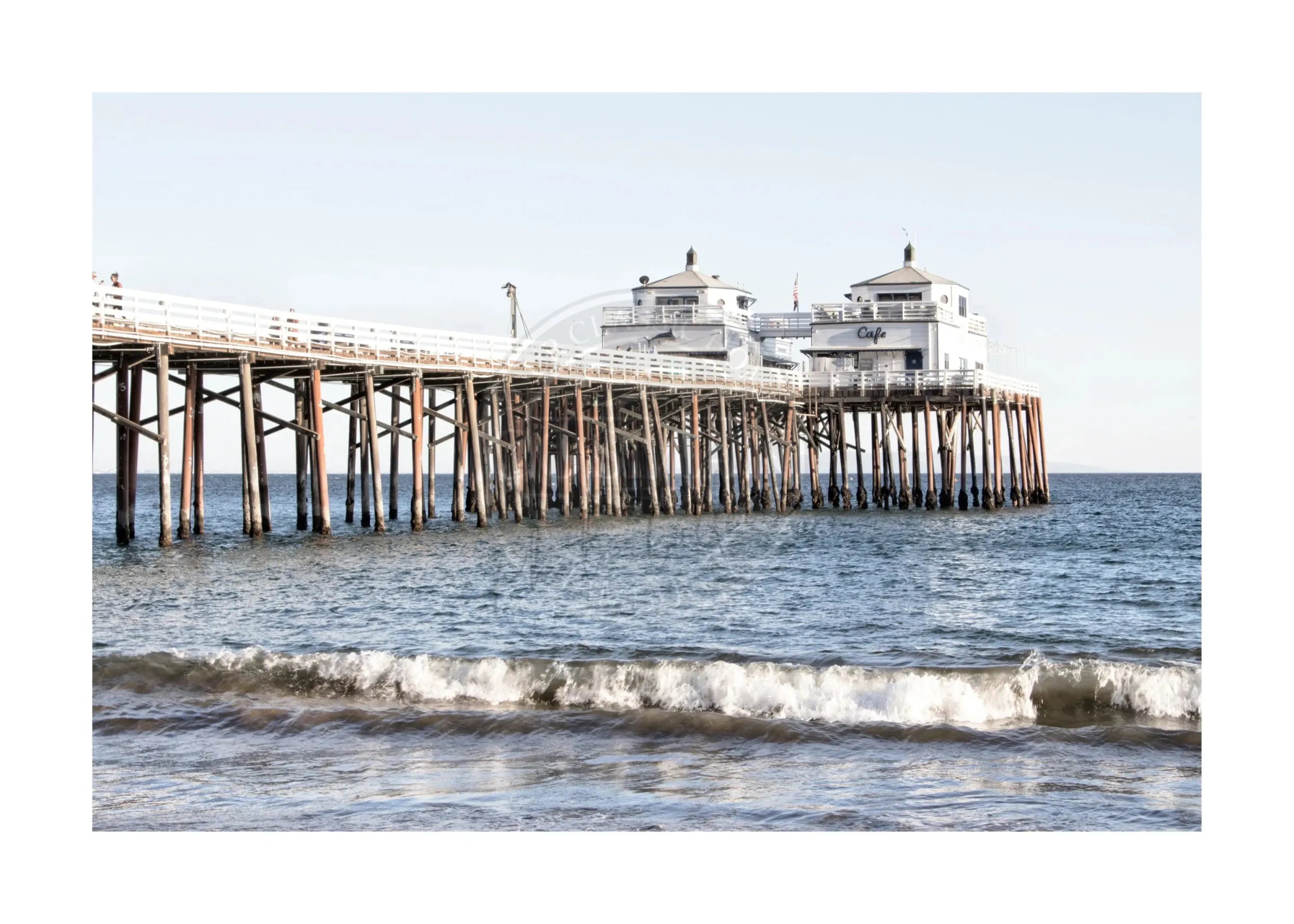 Schwarz-Weiß-Poster von Cosman-Photocollection mit Malibu Beach Pier in Kalifornien, A4-Größe, mit weißem Rand