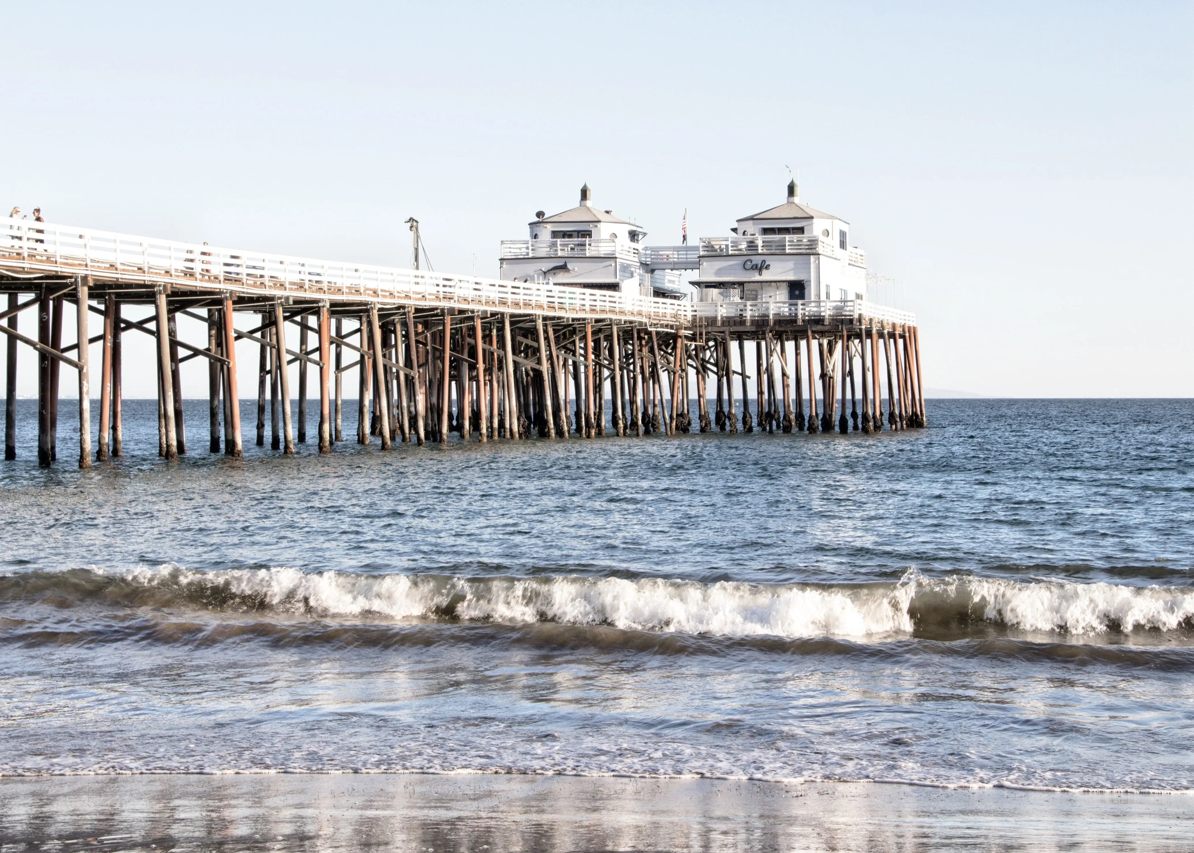 Schwarz-Weiß-Poster von Malibu Beach Pier in Kalifornien, 29,7x21cm, von Cosman-Photocollection.
