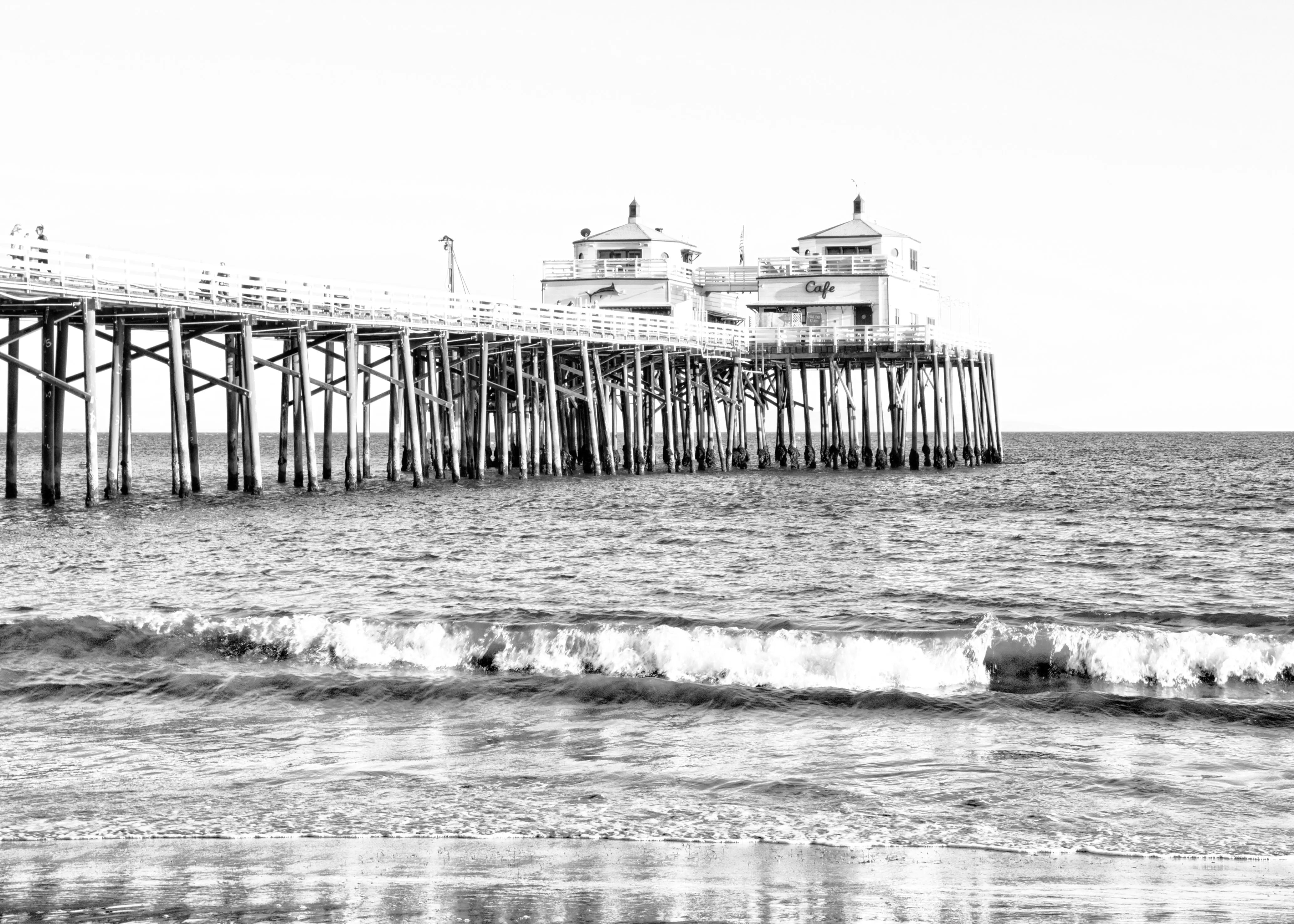 Schwarz-weiß Poster von Malibu Beach Pier in Kalifornien, 29,7x21cm, von Cosman-Photocollection, mit weißem Rand