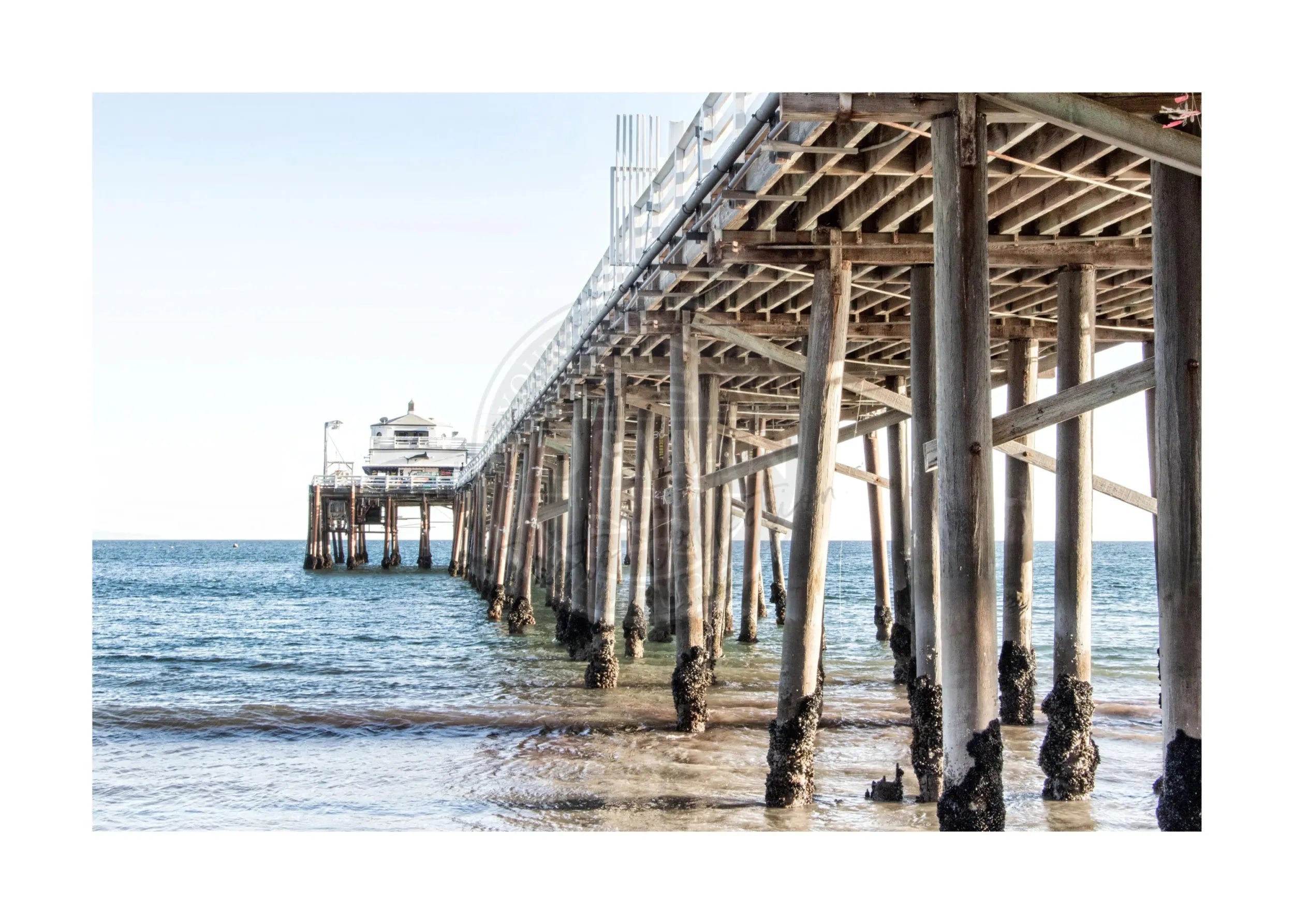 Schwarzweiß-Poster von Malibu Beach Pier in Kalifornien von Cosman-Photocollection, mit weißem Rand, A4-Größe.