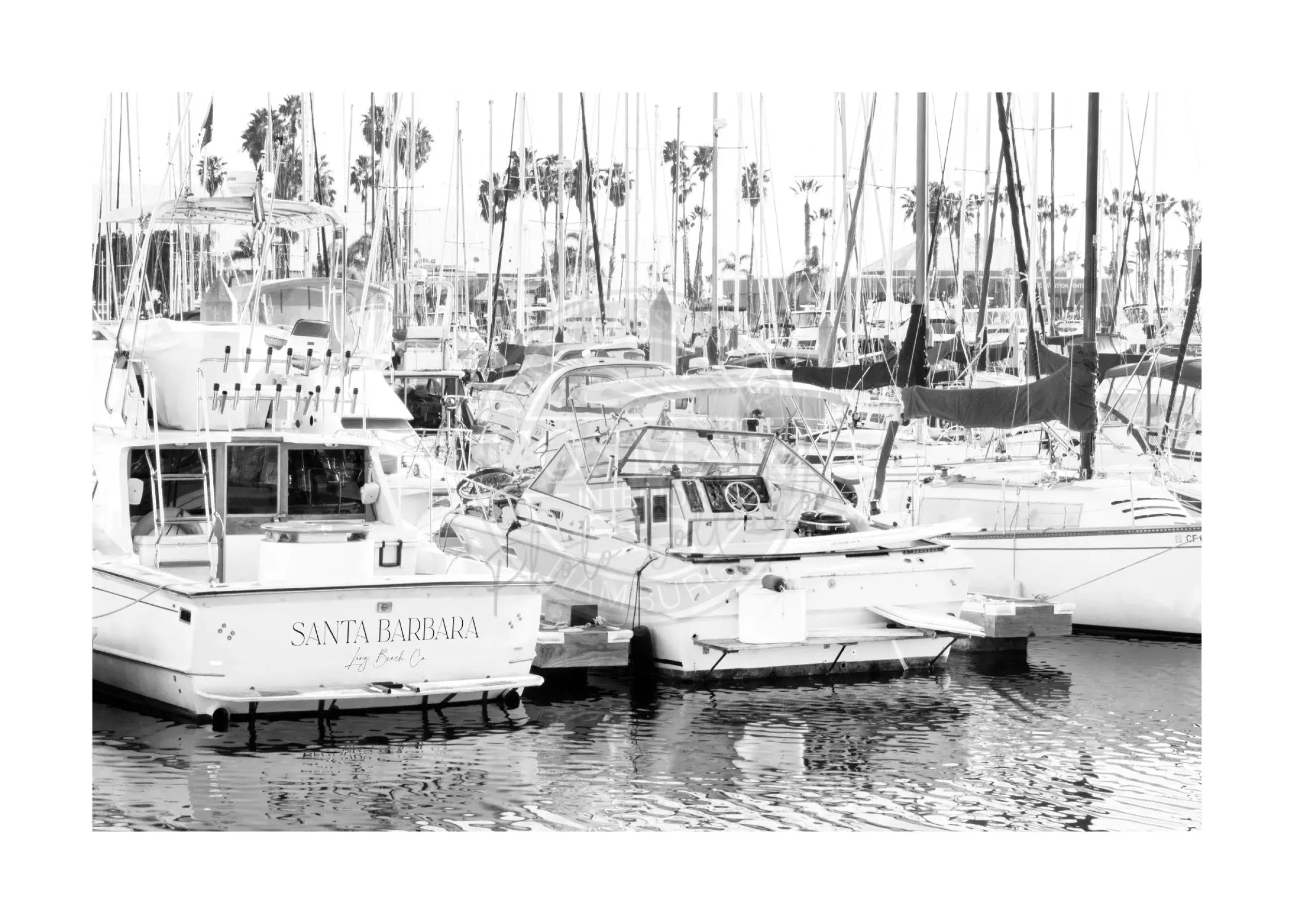 Schwarz-weiß Poster von Santa Barbara Kalifornien mit Boot, von Cosman-Photocollection, A4-Größe, mit weißem Rand