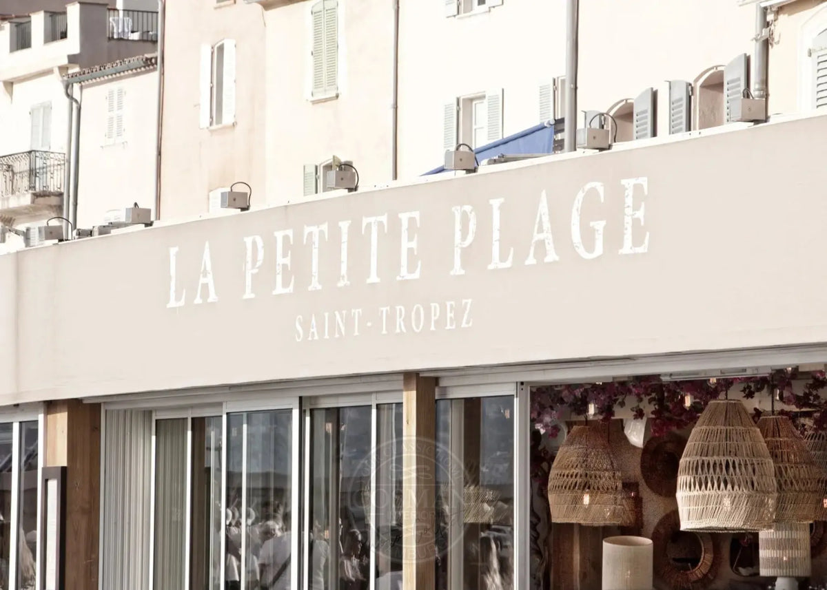 Schwarz-Weiß-Poster „La Petite Plage“ von Cosman-Photocollection, A4-Größe, Strandbild von Saint Tropez.