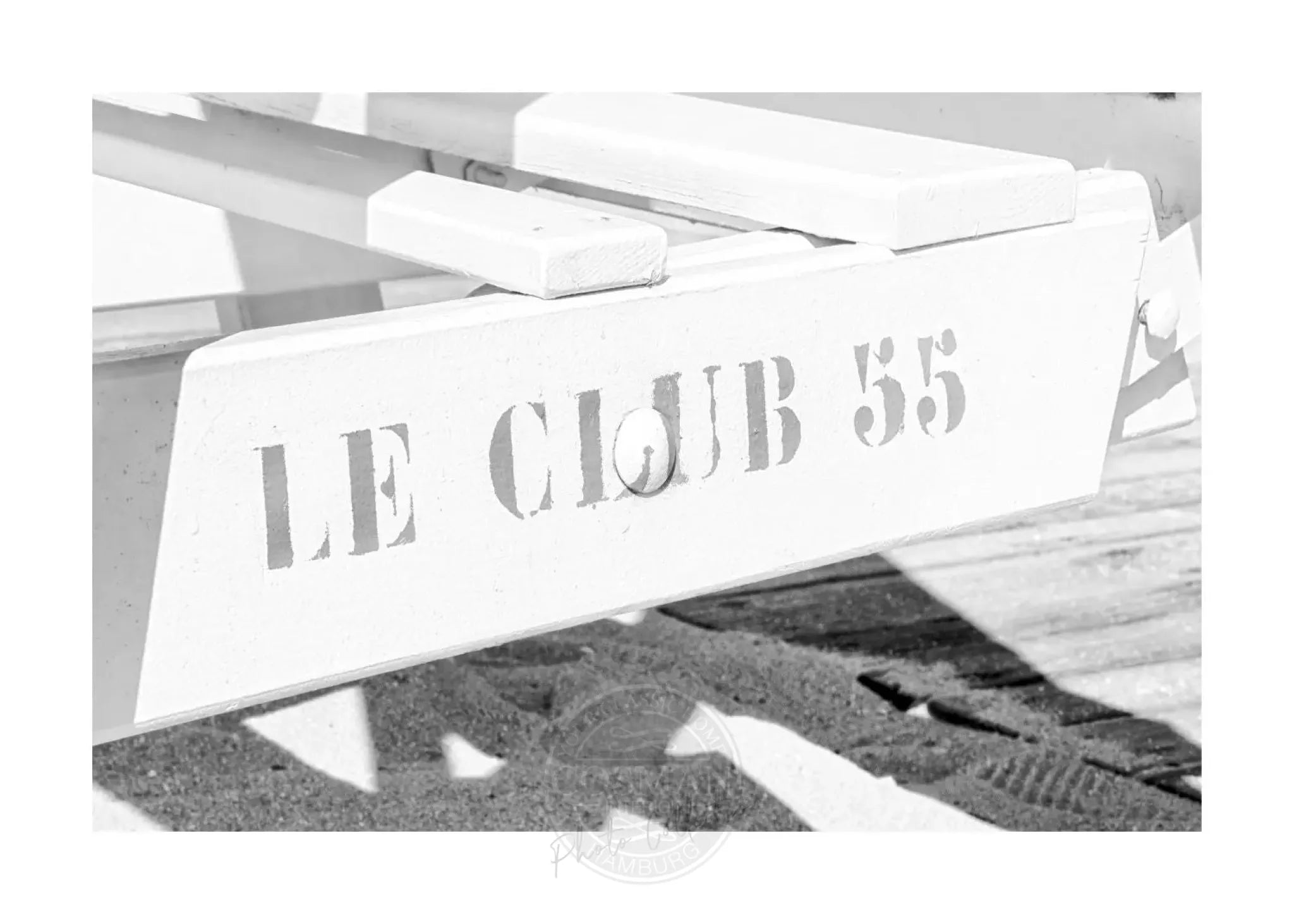 Schwarz-weißer Poster-Druck „Le Club 55“ Saint Tropez von Cosman-Photocollection, A4-Größe, mit weißem Rand.