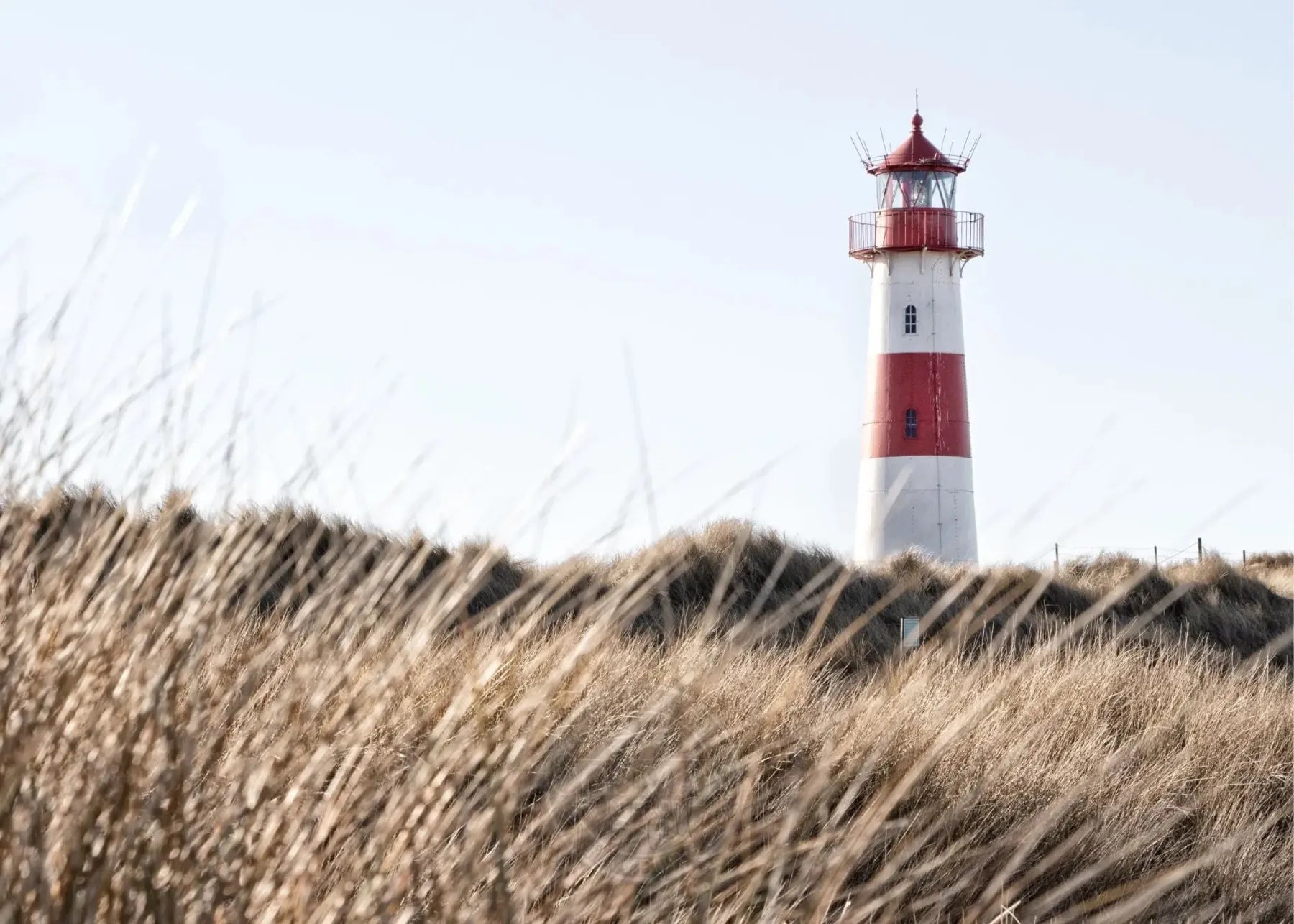 Schwarz-weiß Poster des Leuchtturms Lister auf Sylt, von Cosman-Photocollection, mit weißem Rand, A4 Größe, Druck auf Papier