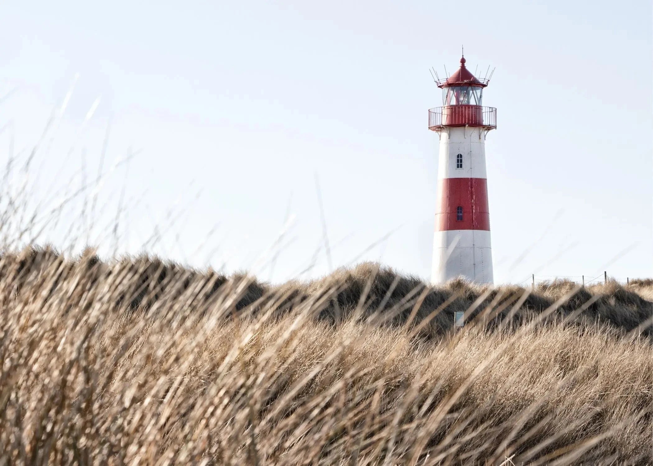 Schwarz-weiß Poster des Leuchtturms Lister auf Sylt, von Cosman-Photocollection, mit weißem Rand, A4 Größe, Druck auf Papier