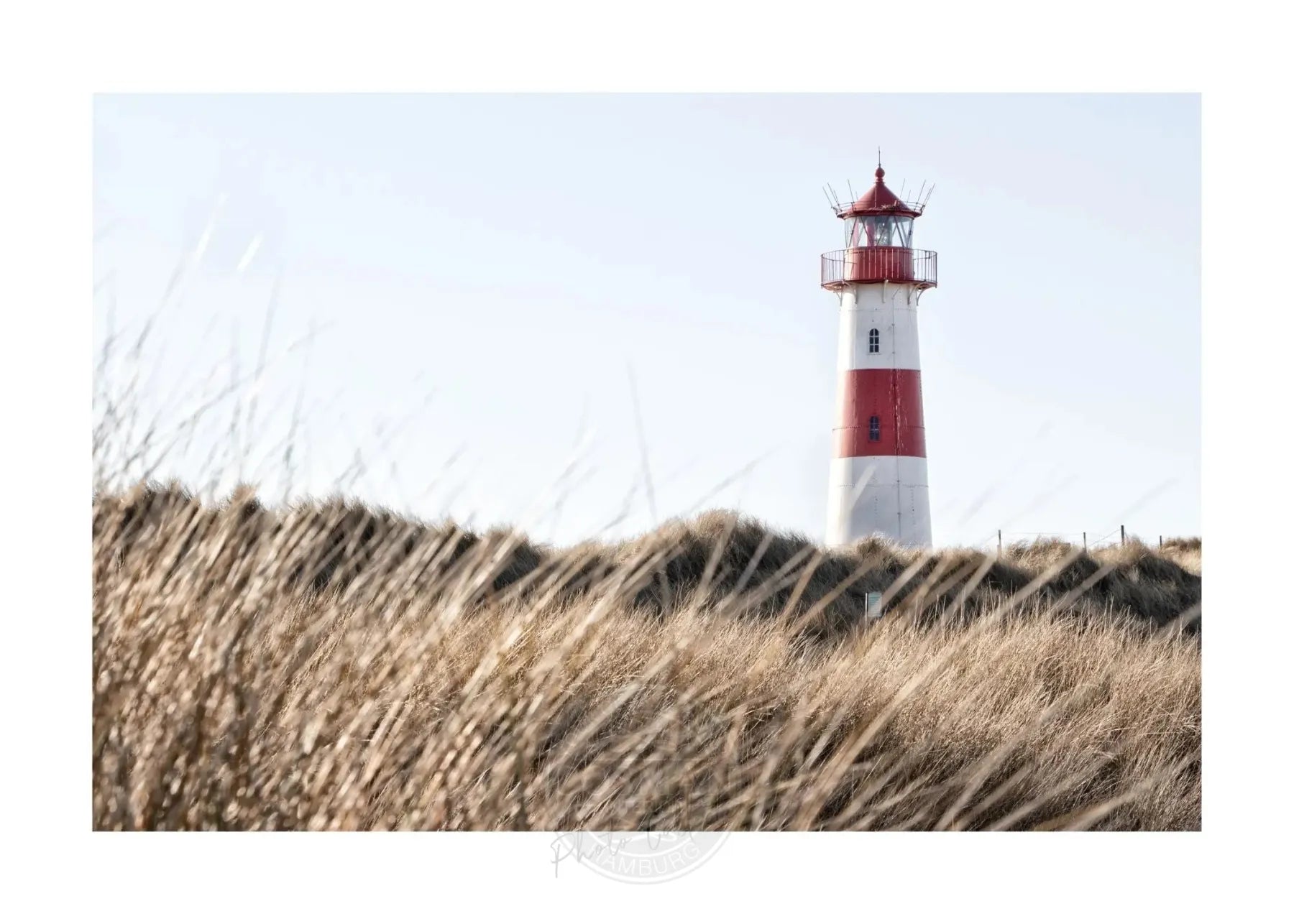 Schwarz-weiß Poster des Leuchtturms Lister auf Sylt von Cosman-Photocollection, A4-Größe, mit weißem Rand.